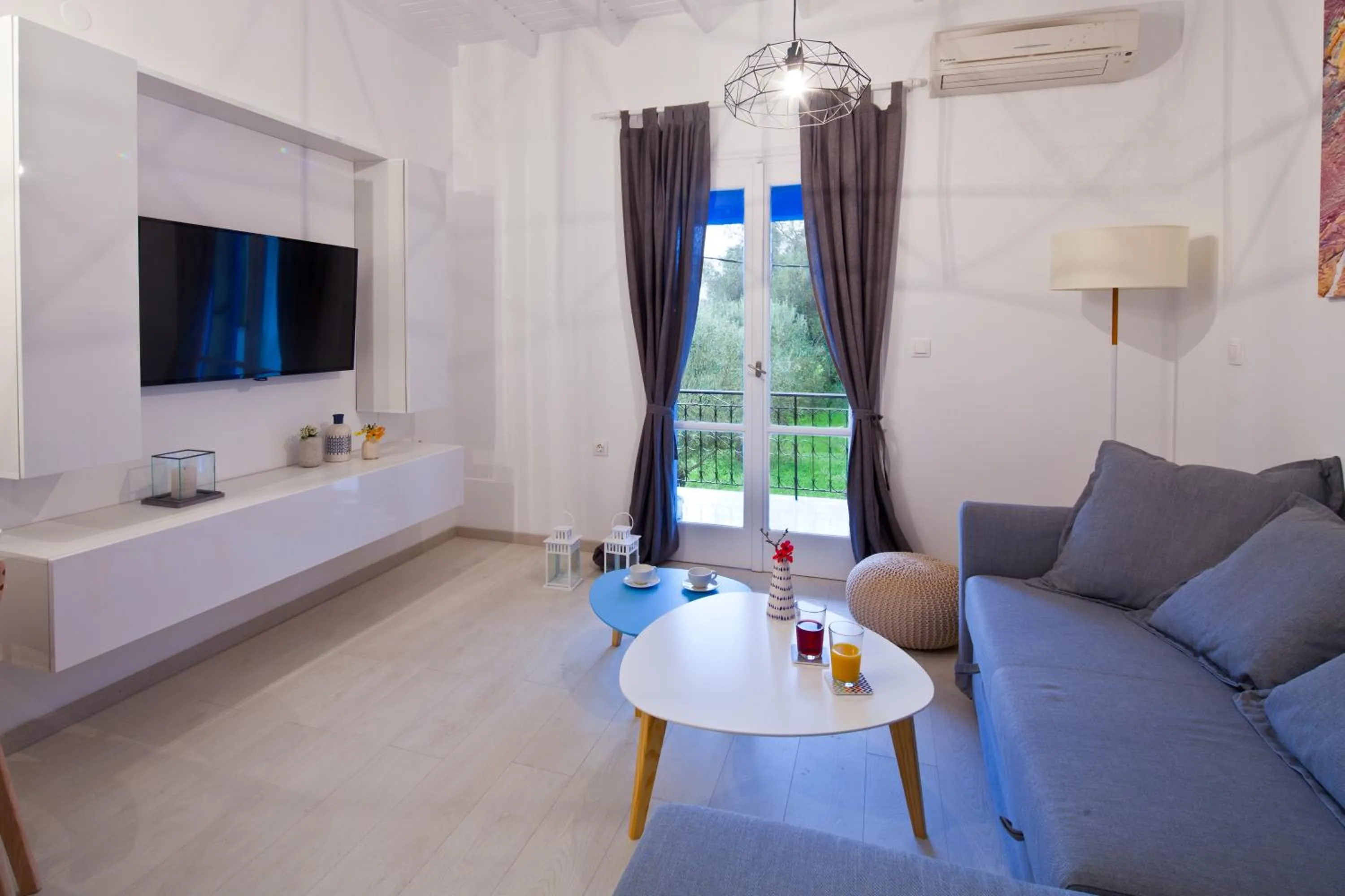 Dining area in Sun 'n Chill, Boutique Apartments & Beach Villa