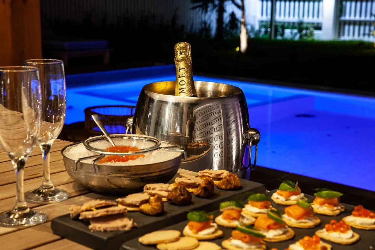 Food and drinks in Sun 'n Chill, Boutique Apartments & Beach Villa