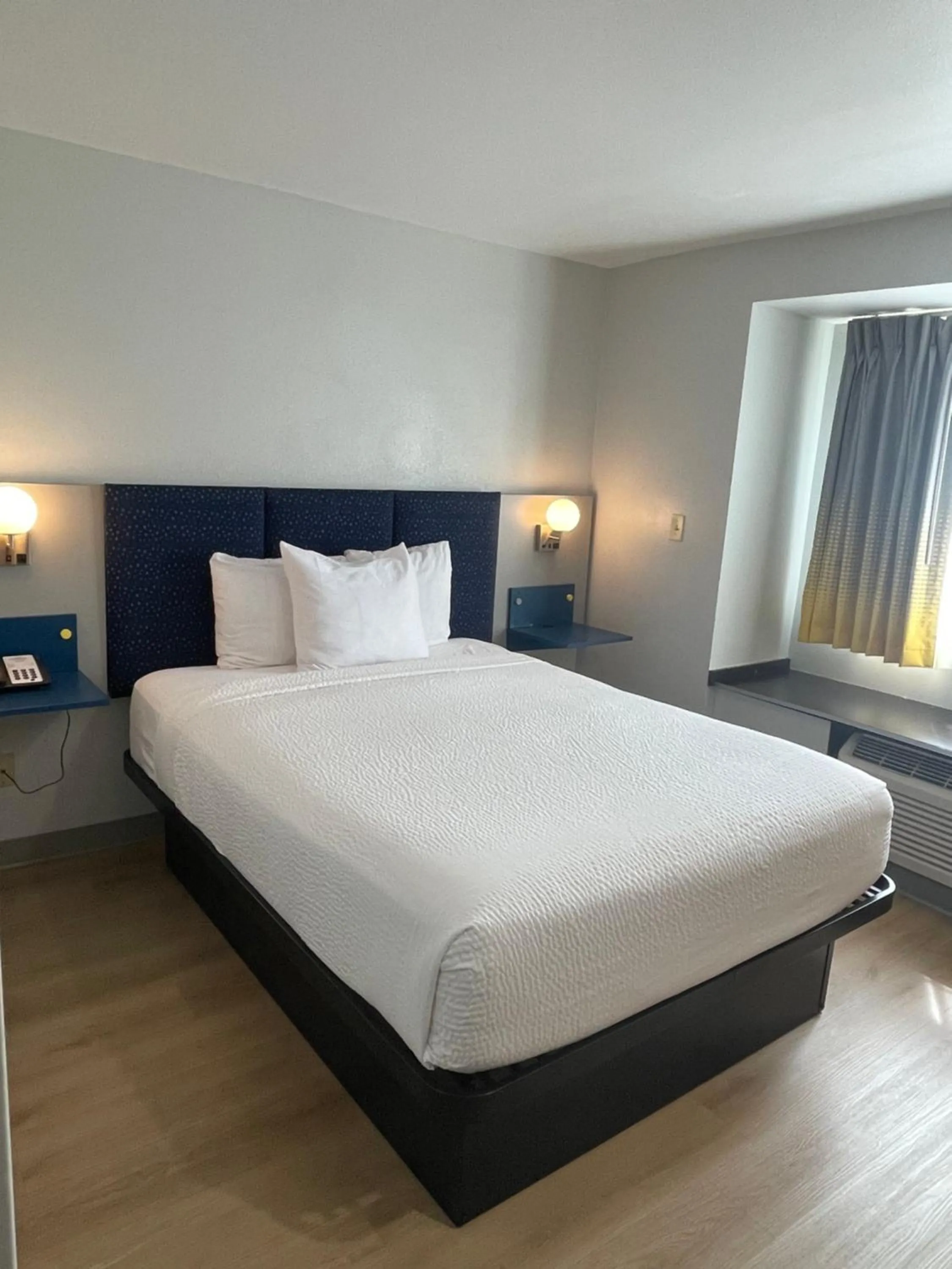 Bed in Microtel Inn and Suites Baton Rouge Airport