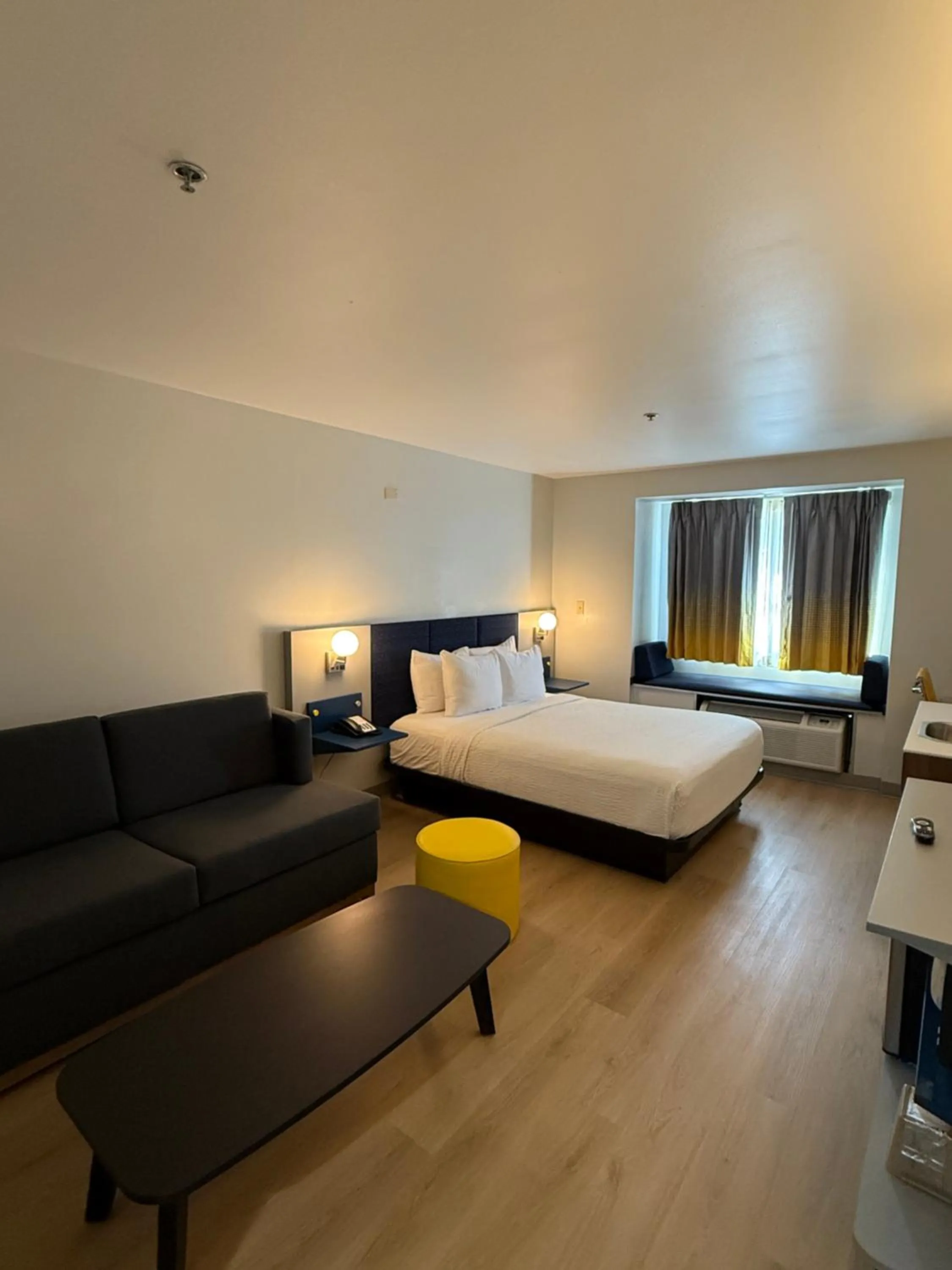 Bed in Microtel Inn and Suites Baton Rouge Airport