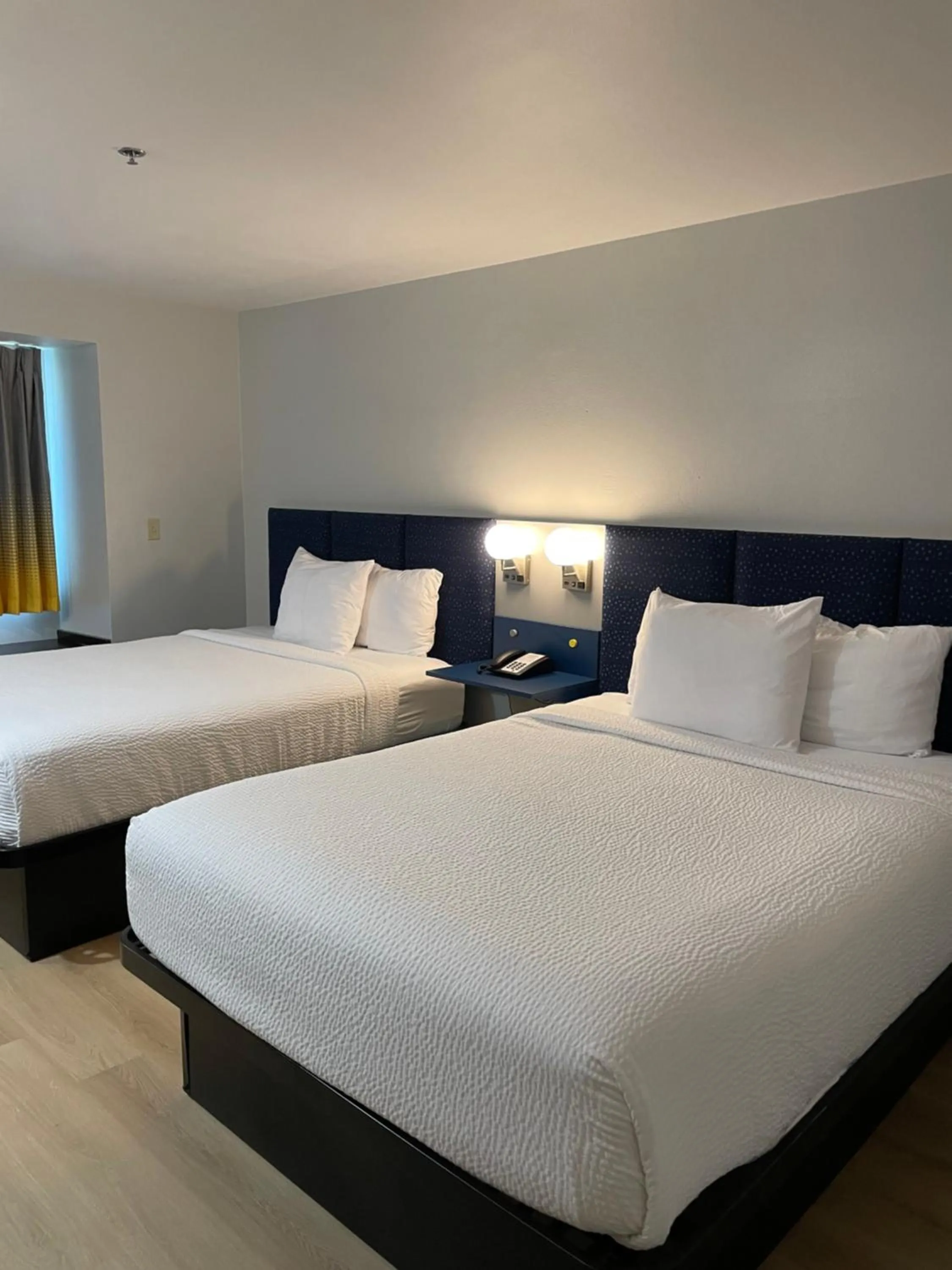 Bed in Microtel Inn and Suites Baton Rouge Airport