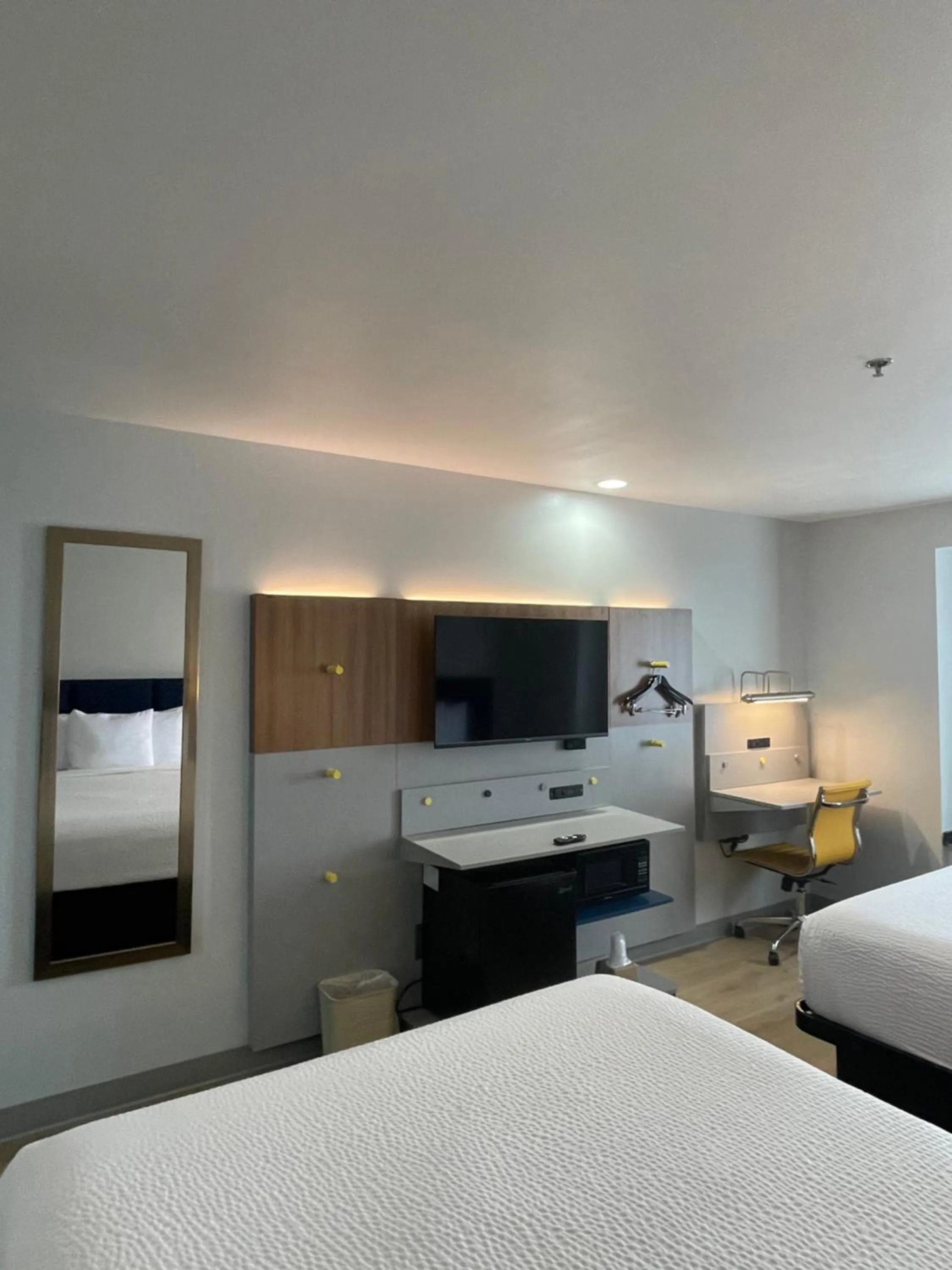 Photo of the whole room, Bed in Microtel Inn and Suites Baton Rouge Airport