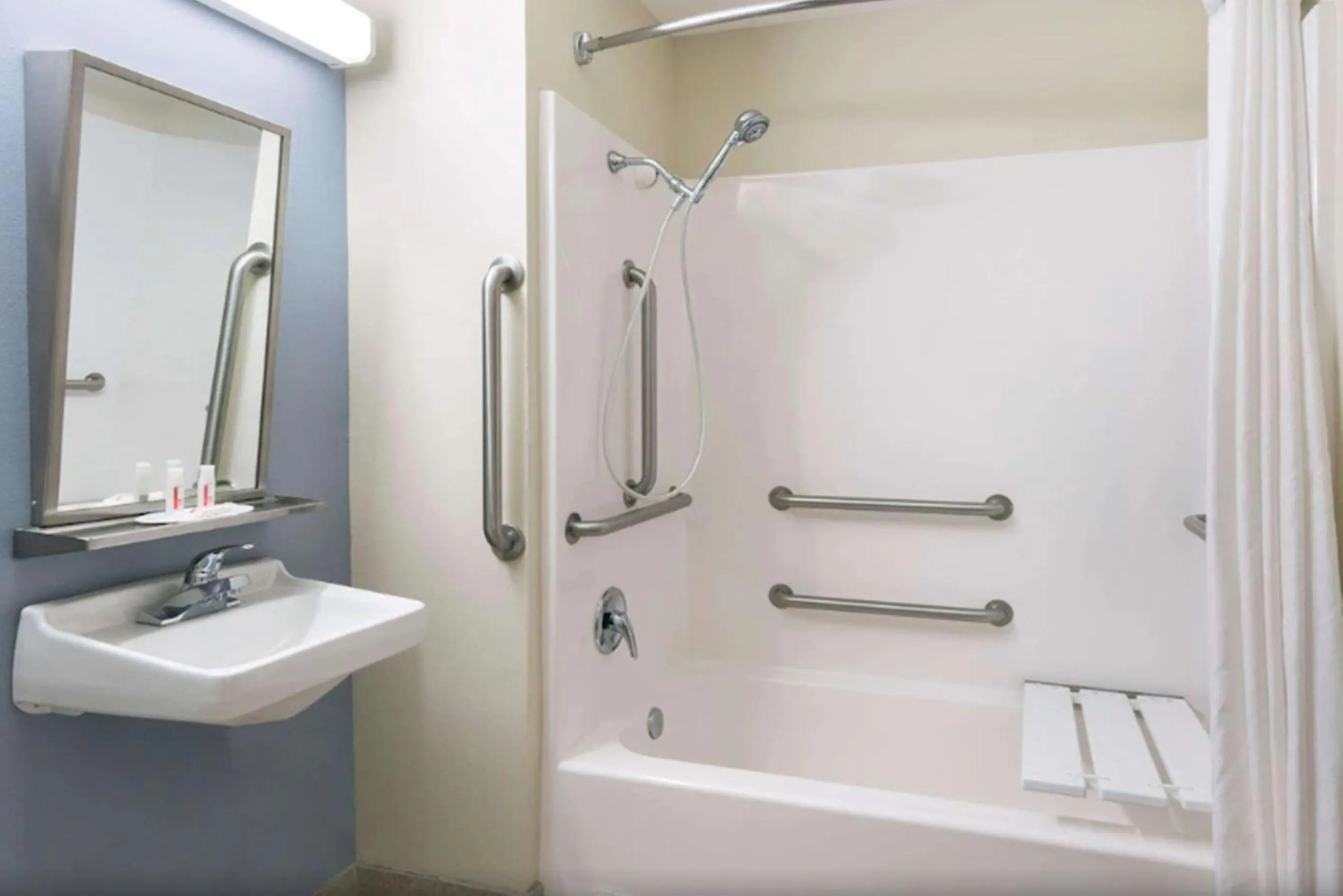 Bathroom in Microtel Inn and Suites Baton Rouge Airport