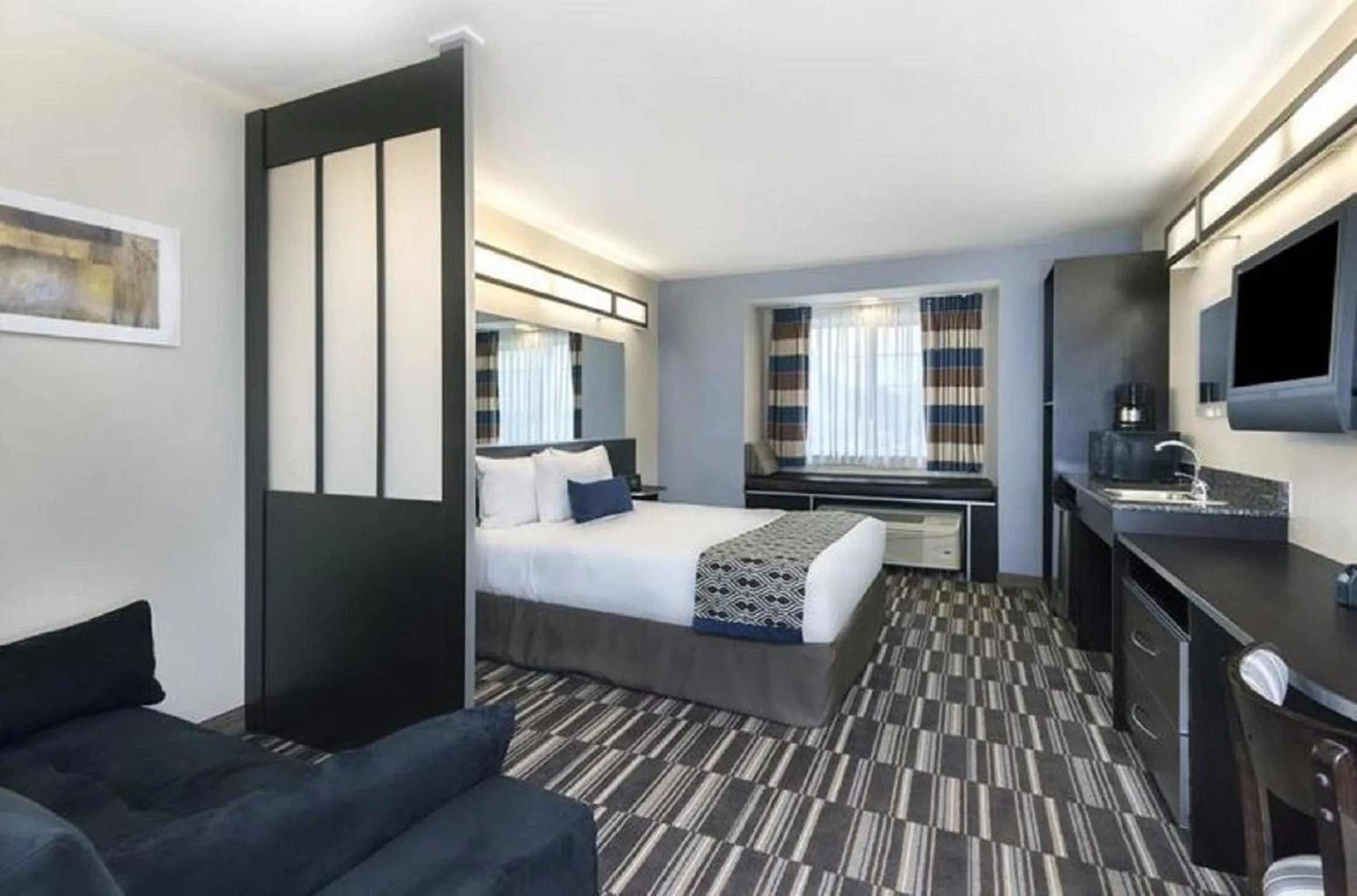 Photo of the whole room, Bed in Microtel Inn and Suites Baton Rouge Airport