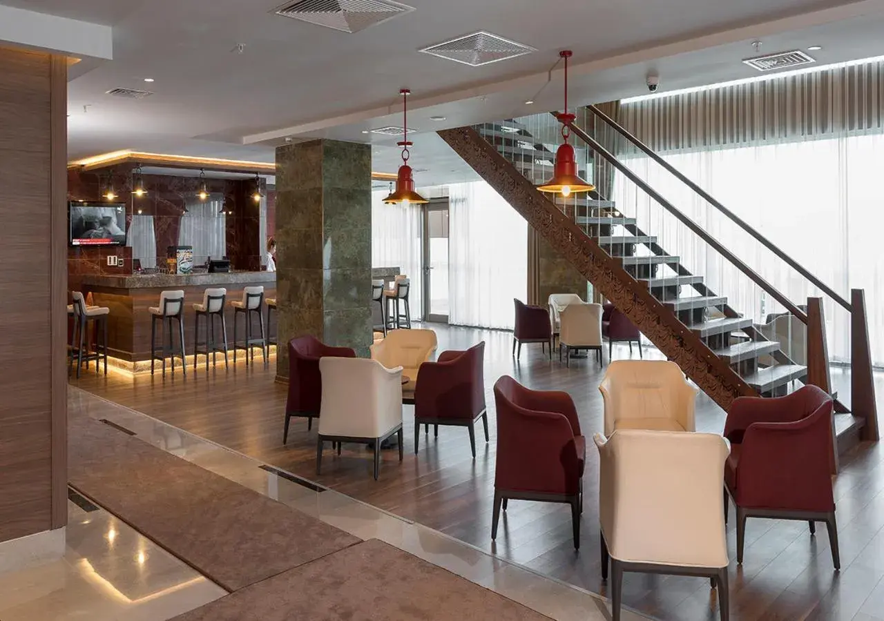 Lounge or bar in Ramada Plaza by Wyndham Rize Lounge or bar in Ramada Plaza by Wyndham Rize