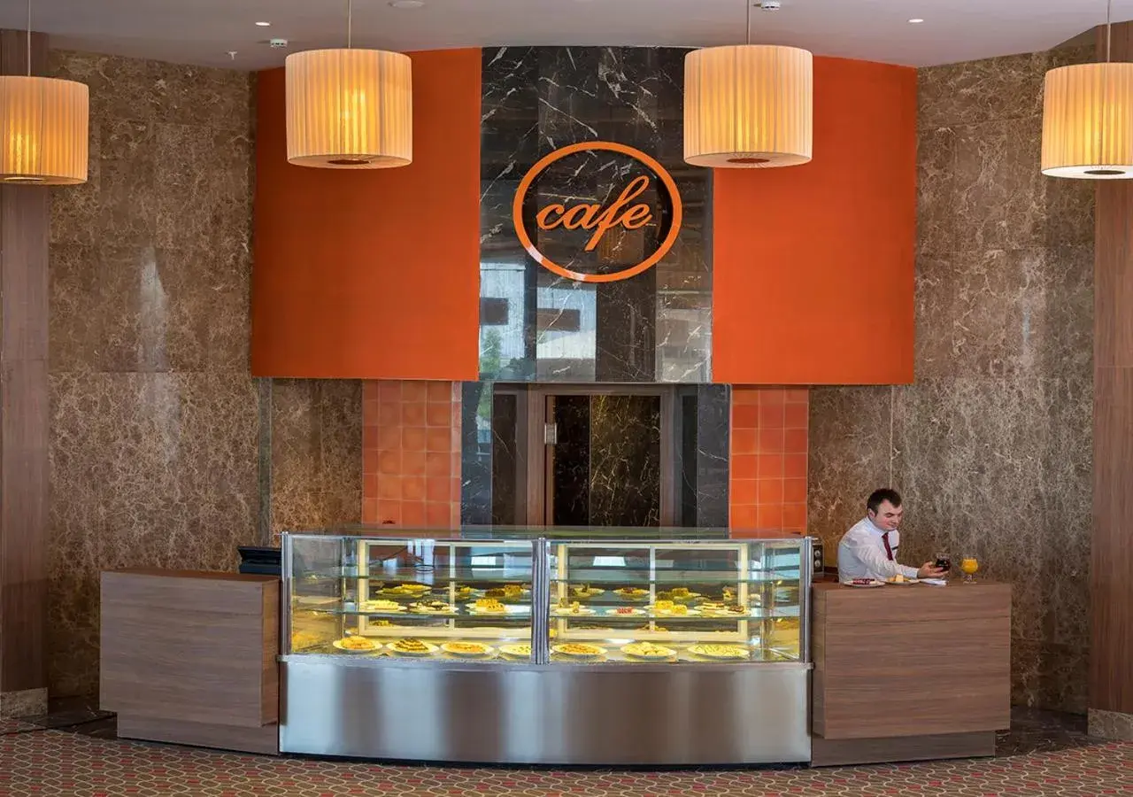 Lounge or bar in Ramada Plaza by Wyndham Rize Lounge or bar in Ramada Plaza by Wyndham Rize