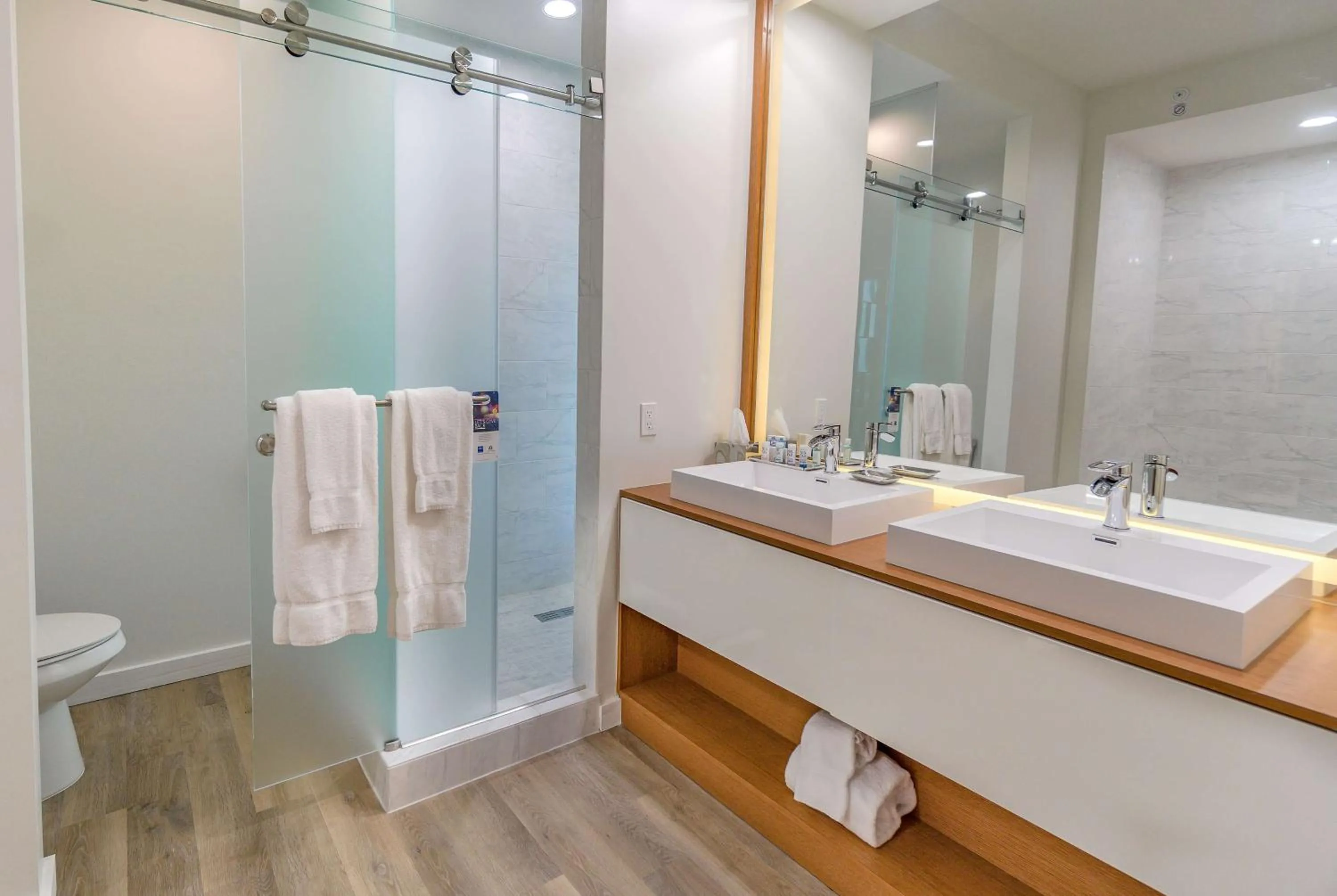 Shower in Maritime Hotel Fort Lauderdale Airport & Cruiseport