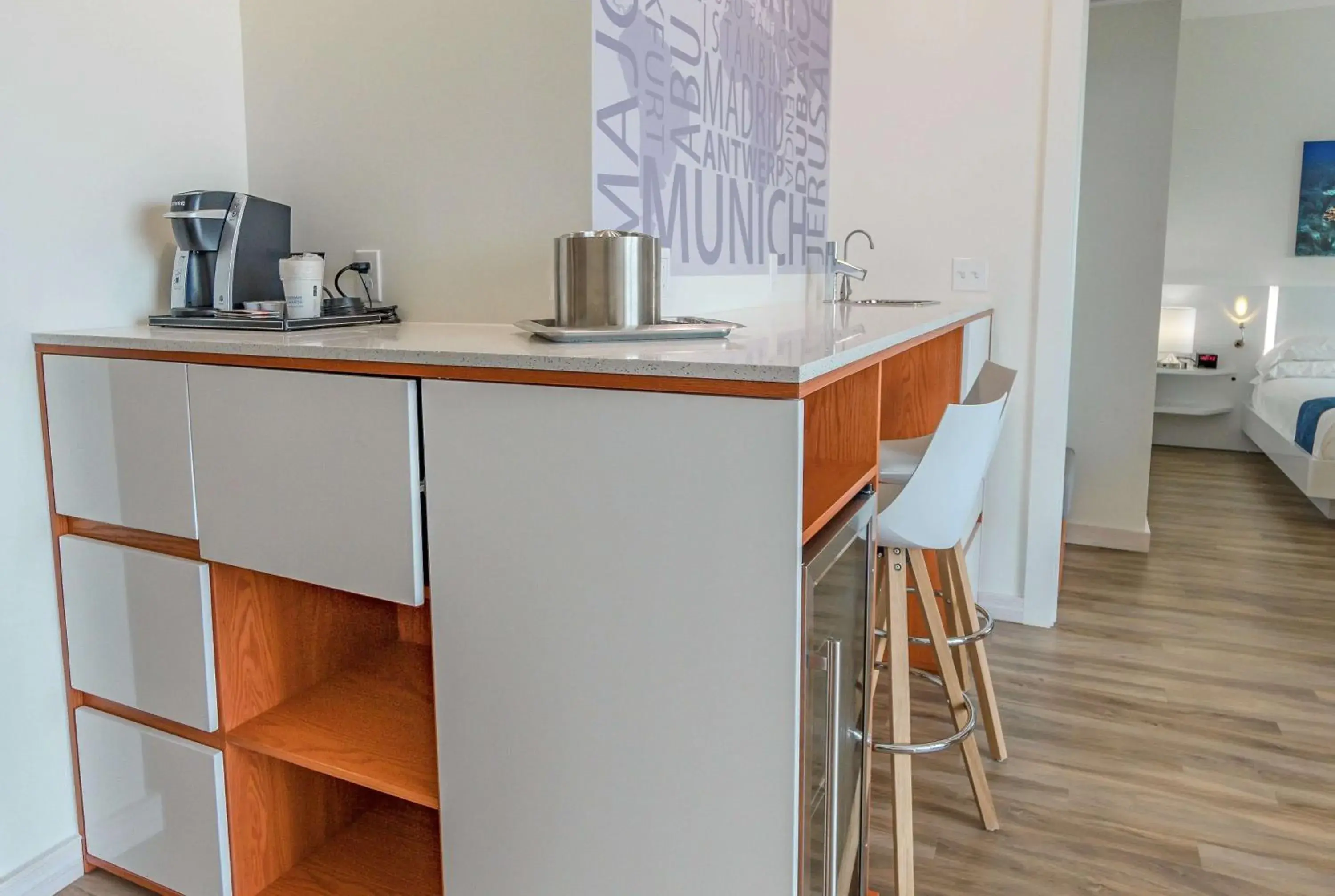 Coffee/tea facilities, Bed in Maritime Hotel Fort Lauderdale Airport & Cruiseport Coffee/tea facilities, Bed in Maritime Hotel Fort Lauderdale Airport & Cruiseport