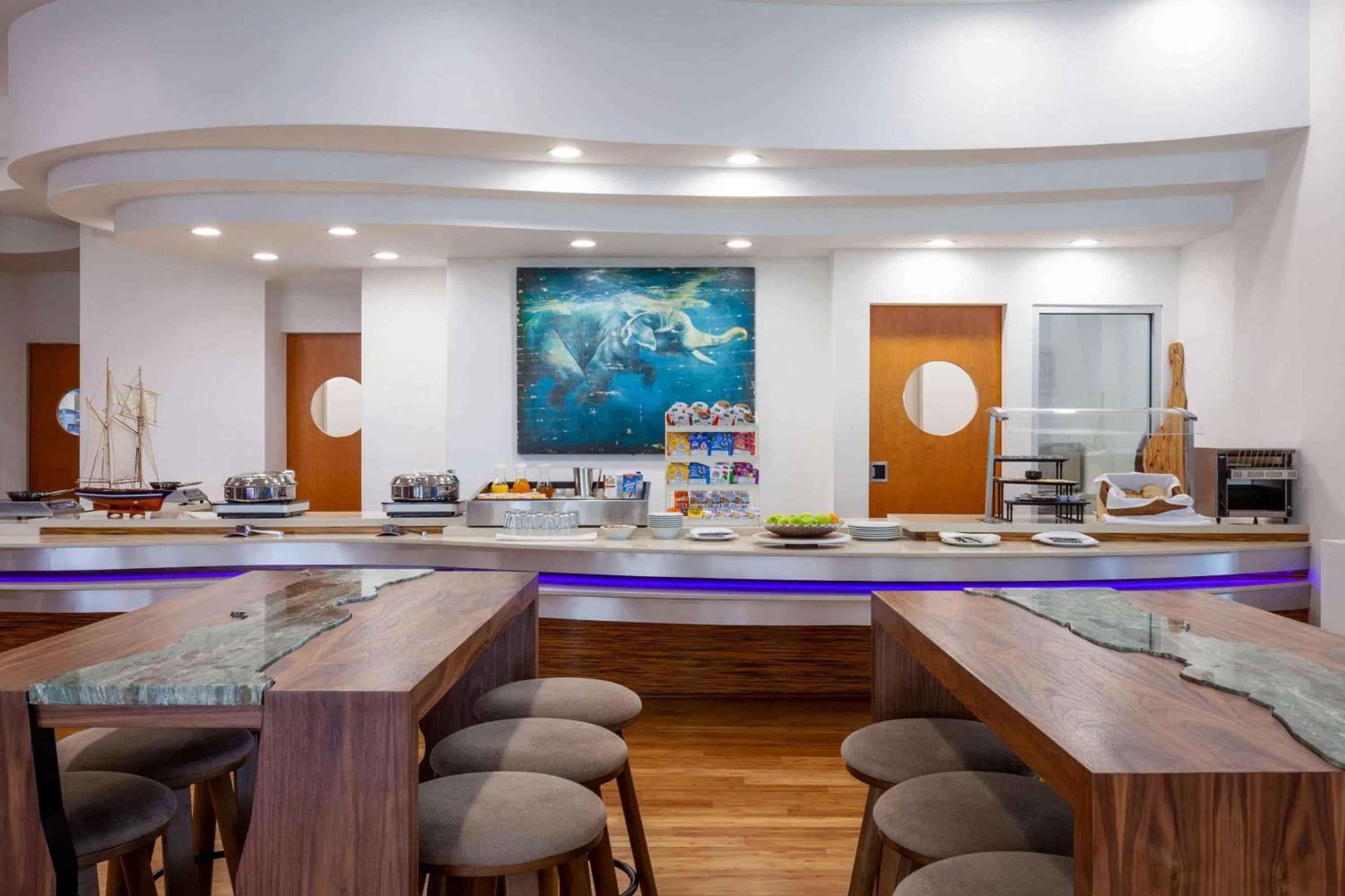 Lounge or bar in Maritime Hotel Fort Lauderdale Airport & Cruiseport
