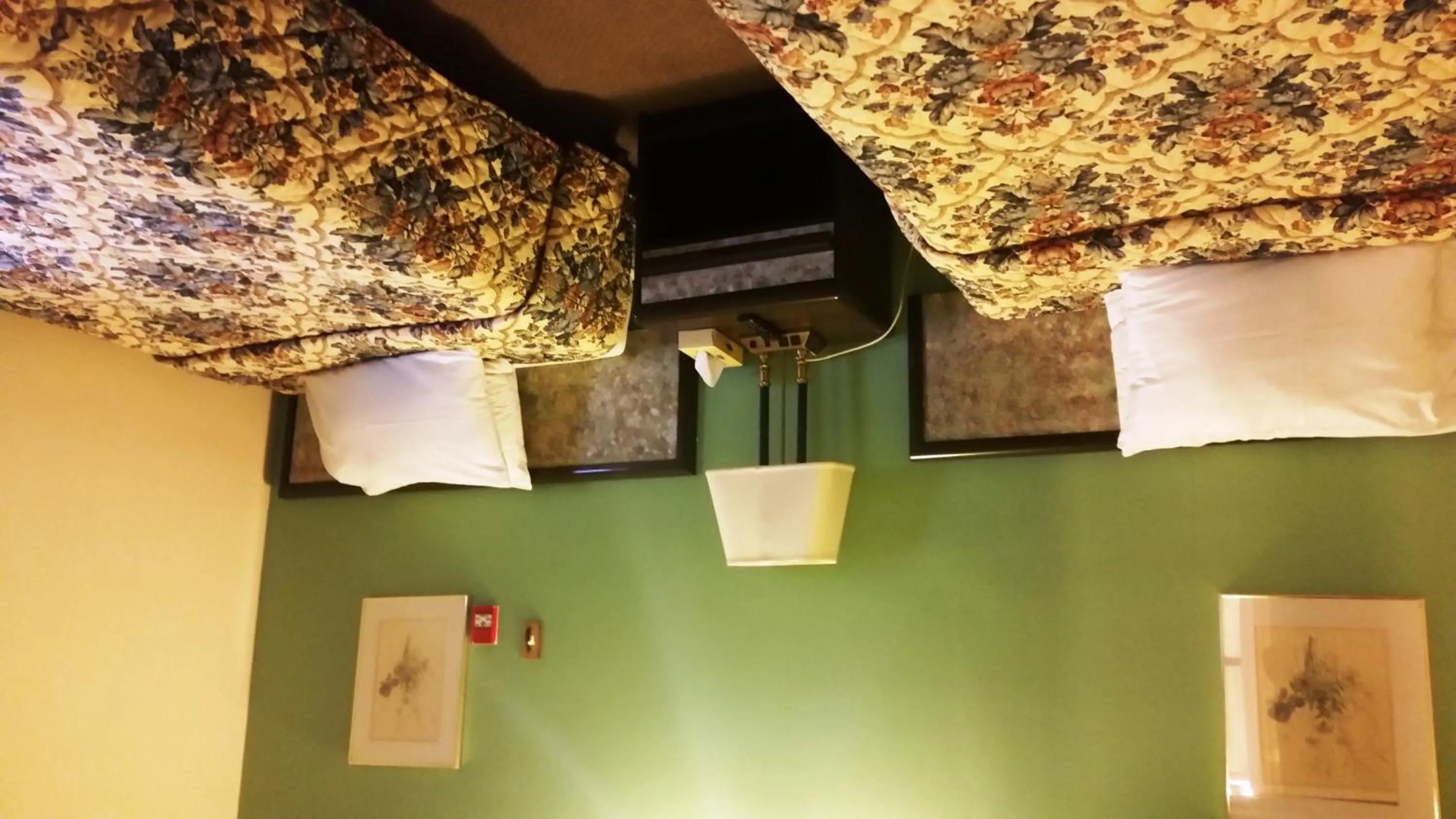 Bed in A Voyageur's Guest House