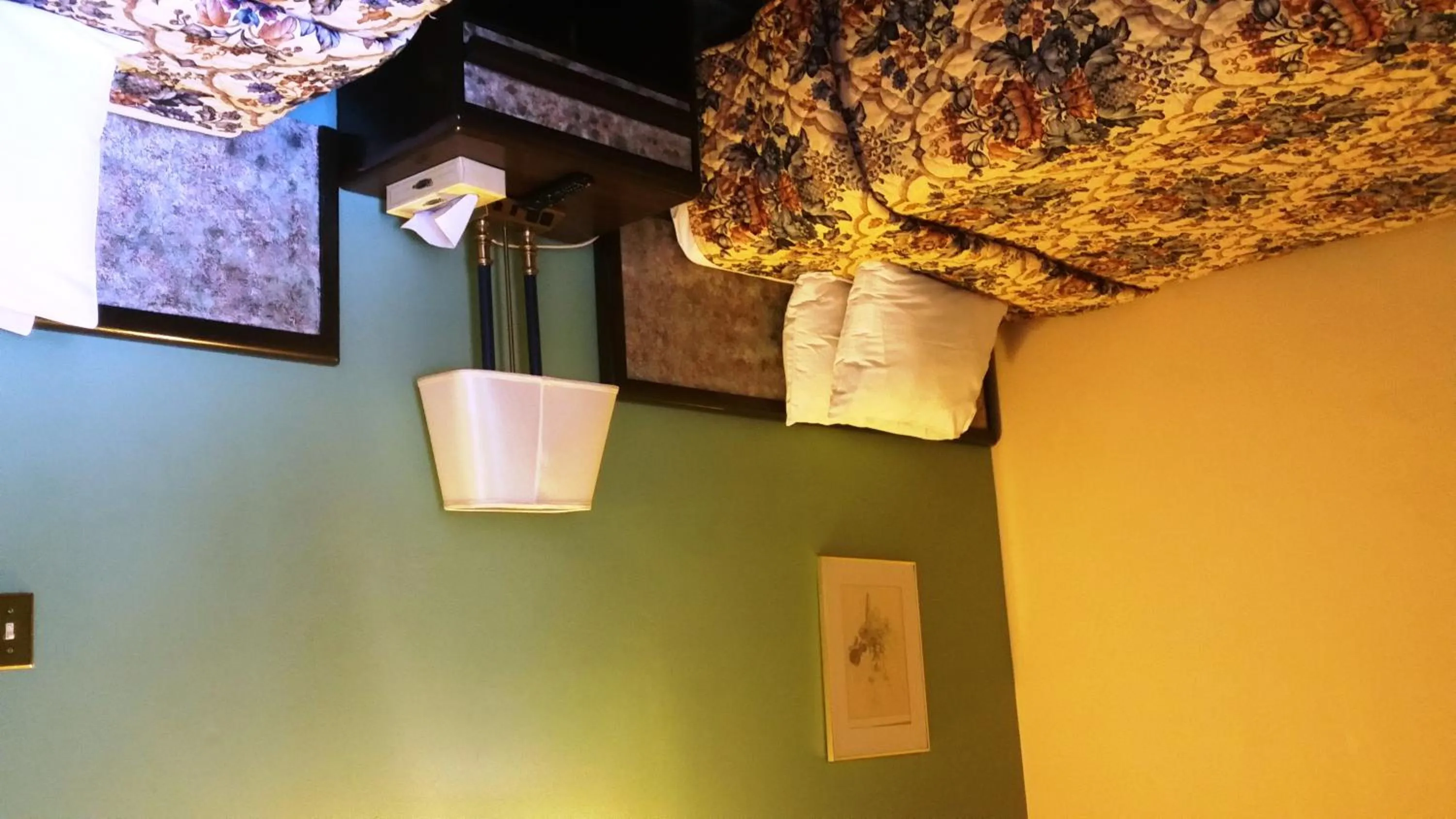 Bed in A Voyageur's Guest House