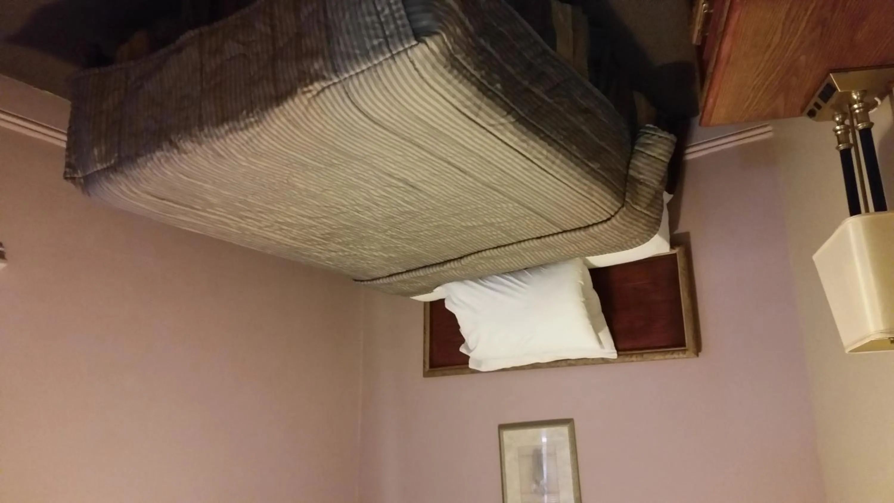 Bed in A Voyageur's Guest House