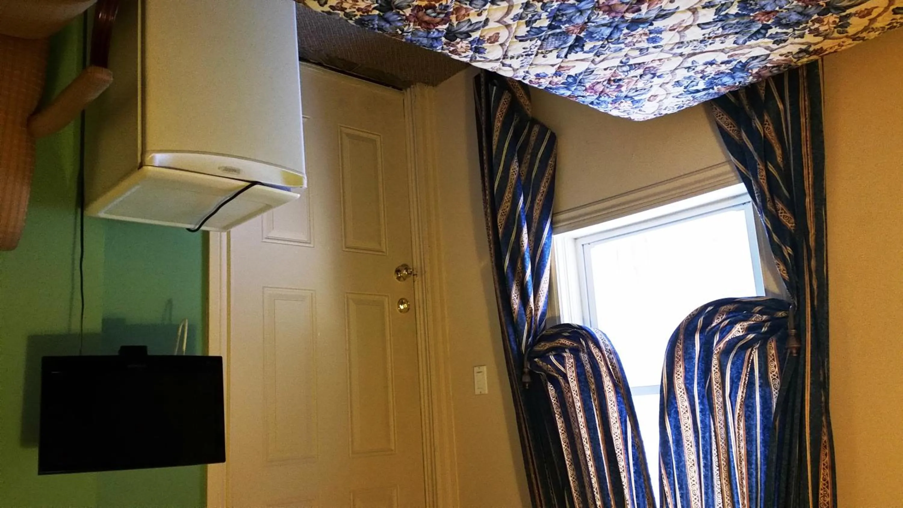 Bed in A Voyageur's Guest House