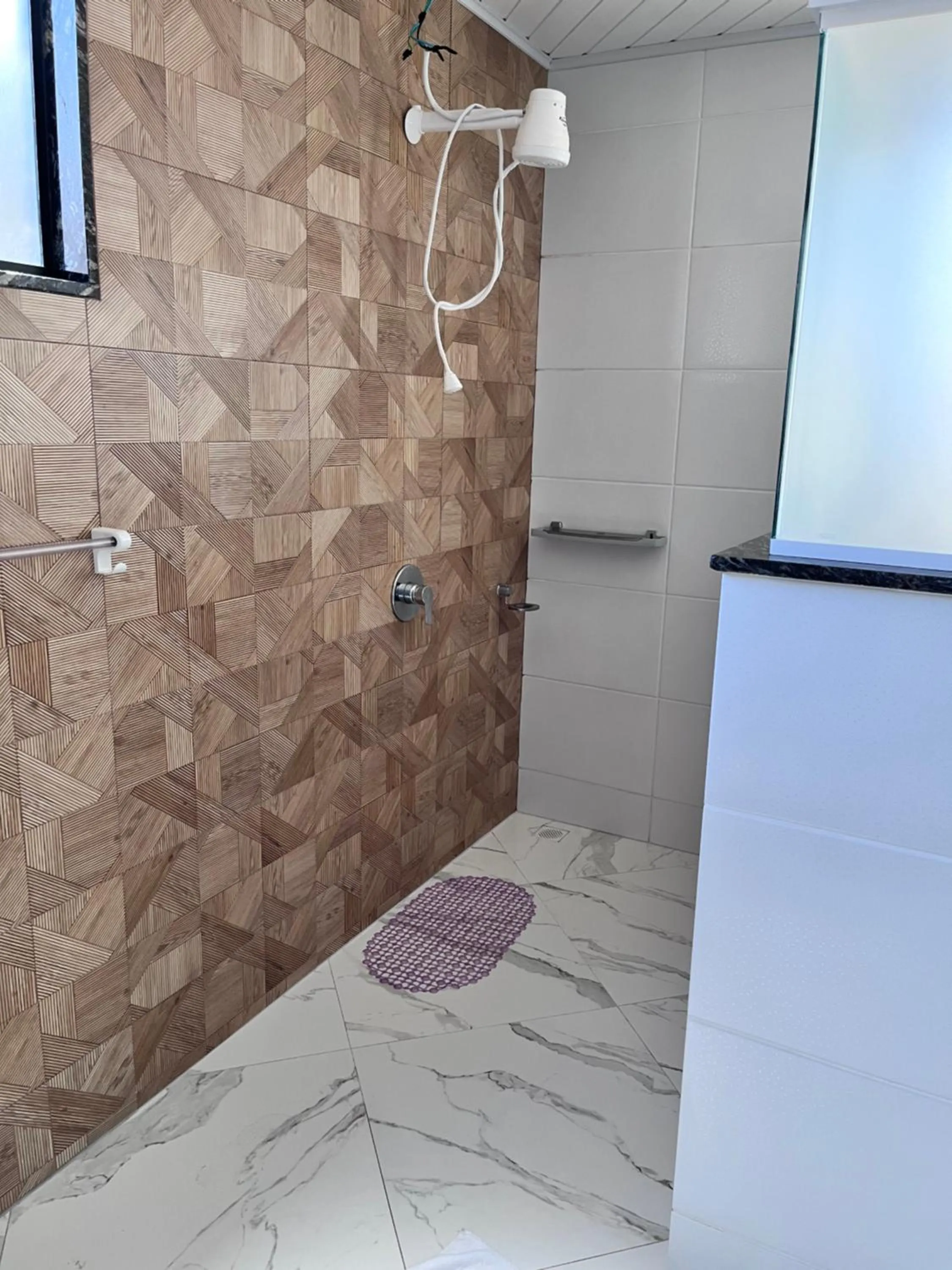 Shower in Hotel Lumiar