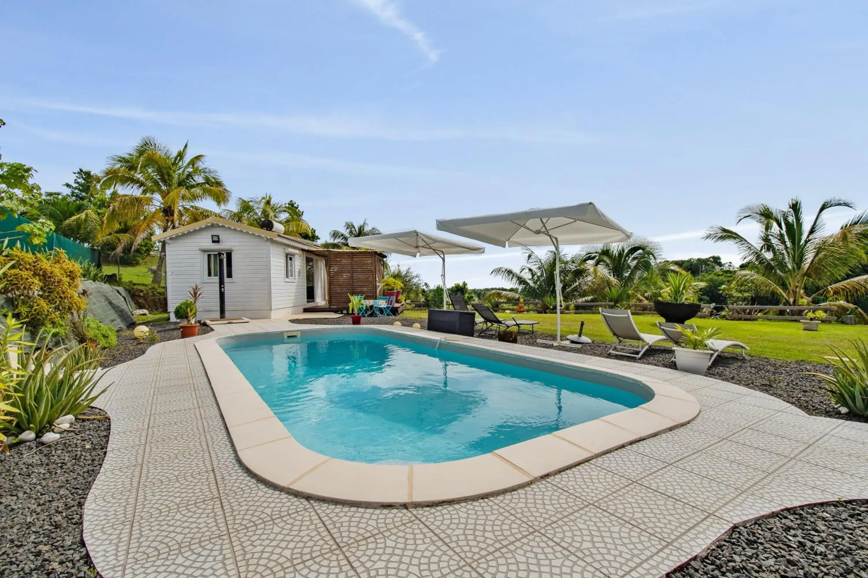 Bungalow charmant à Petit Bourg avec piscine partagée Bungalow charmant à Petit Bourg avec piscine partagée