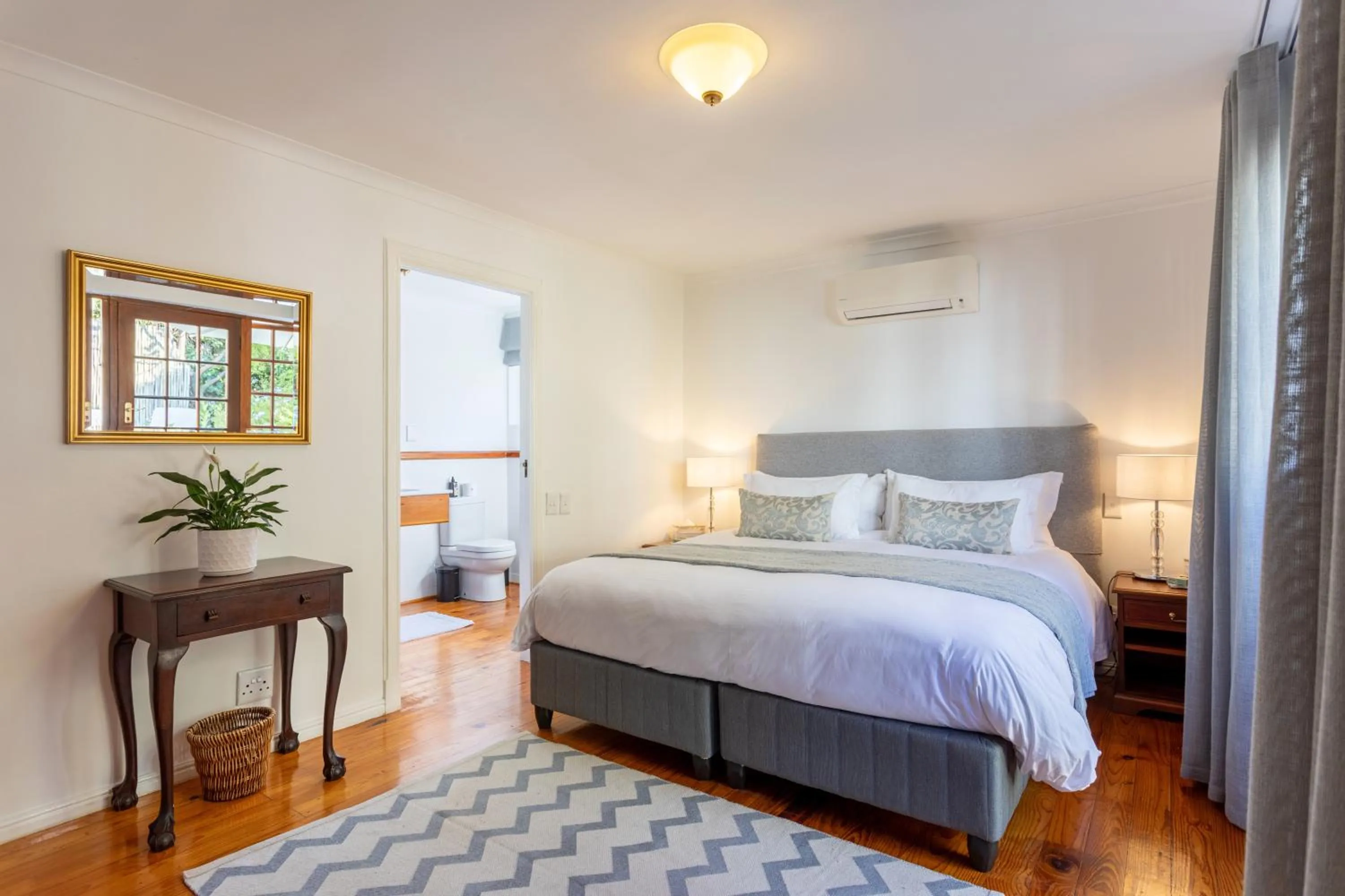 Photo of the whole room, Bed in Acorn House