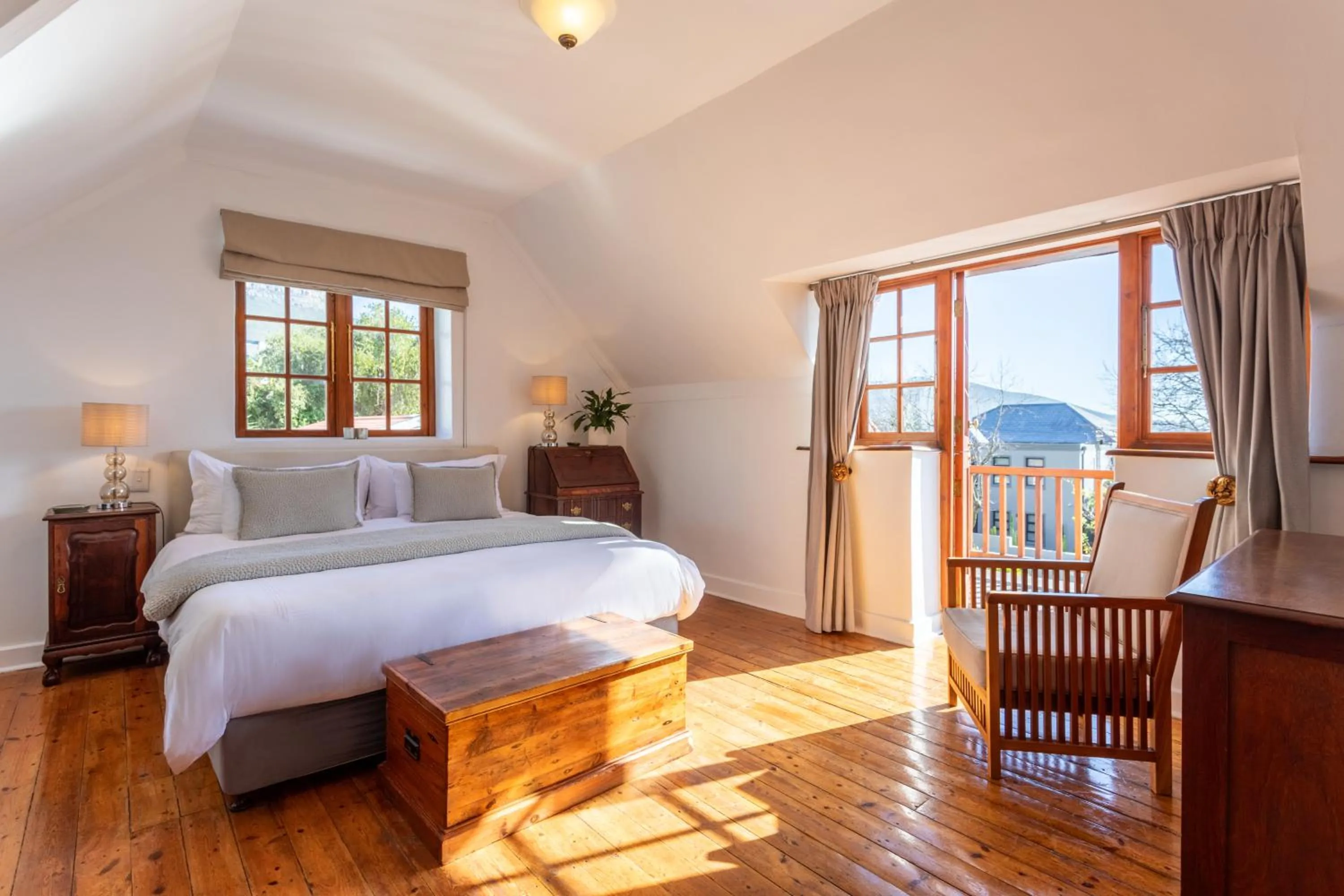 Photo of the whole room, Bed in Acorn House