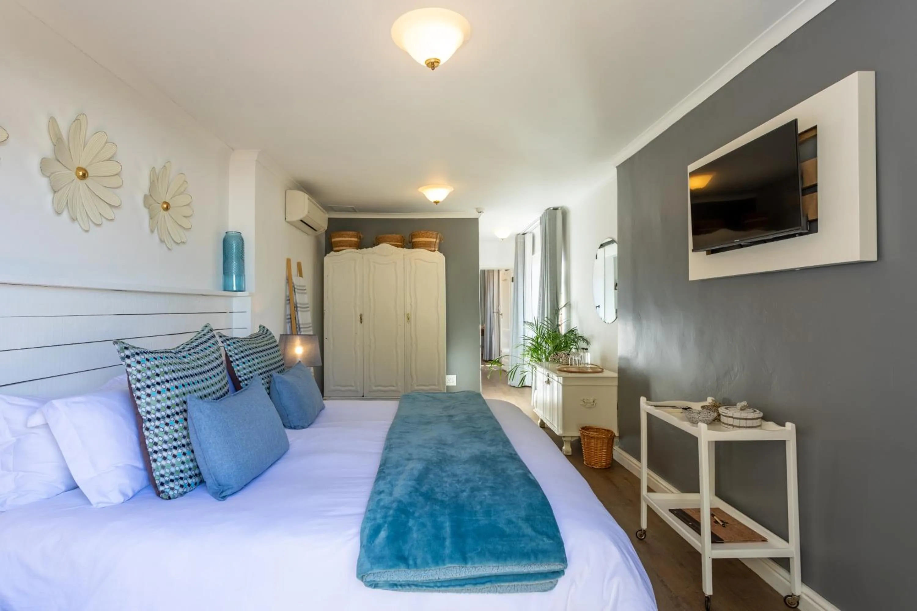 Photo of the whole room, Bed in Acorn House