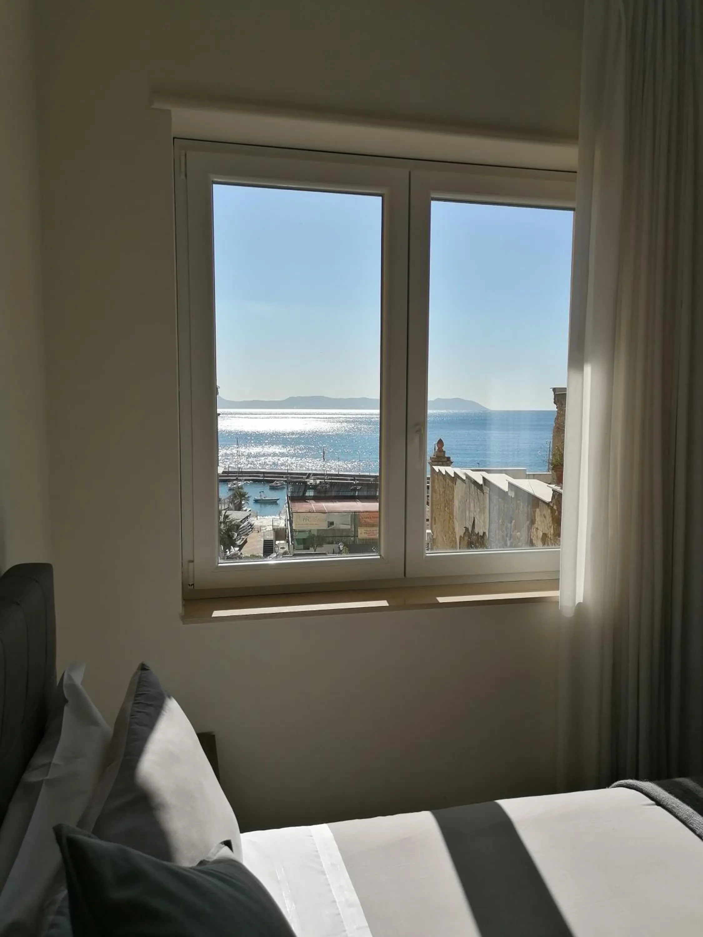 View (from property/room), Bed in Napoli d'Amare B&B