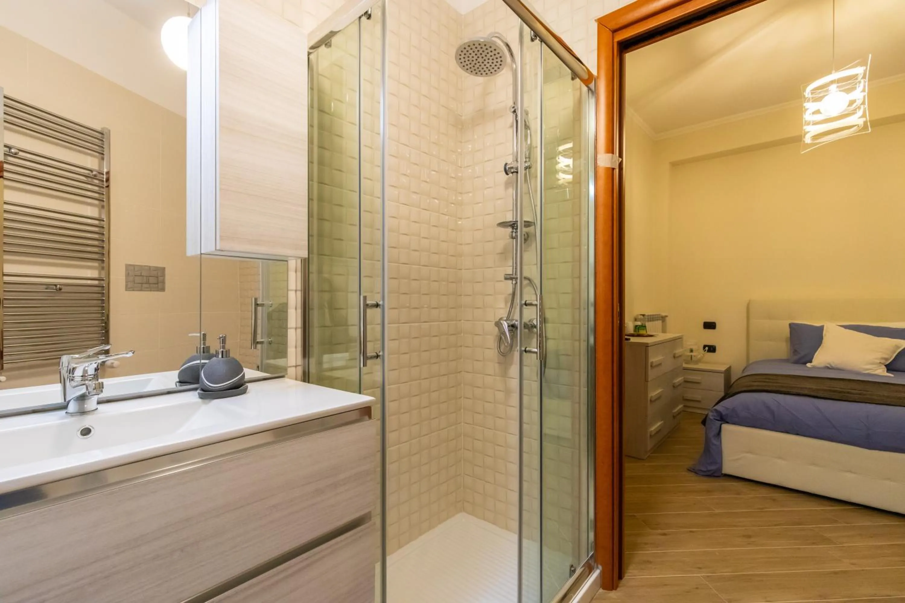 Shower, Bed in Napoli d'Amare B&B