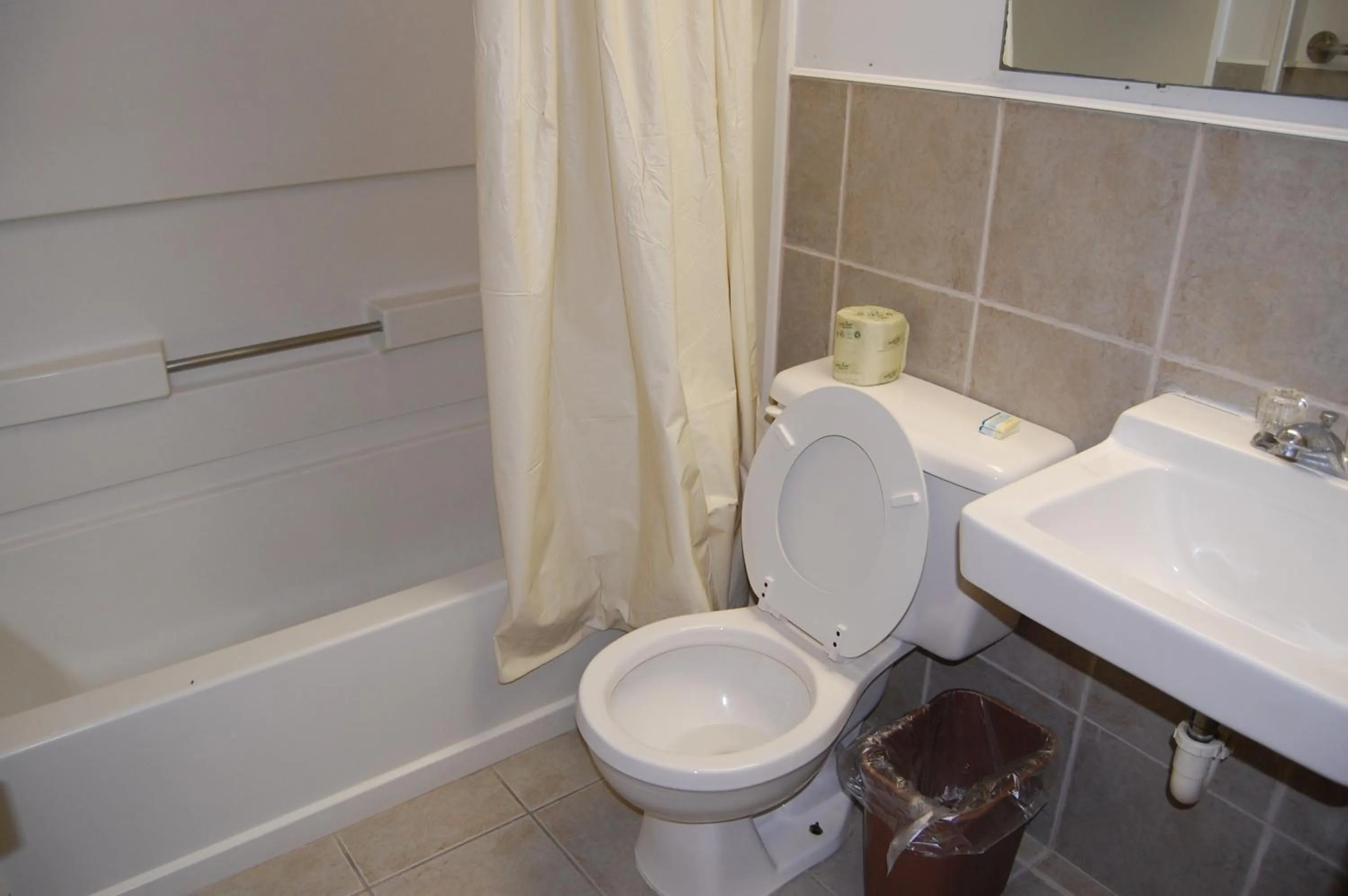 Bathroom in Islander Motel