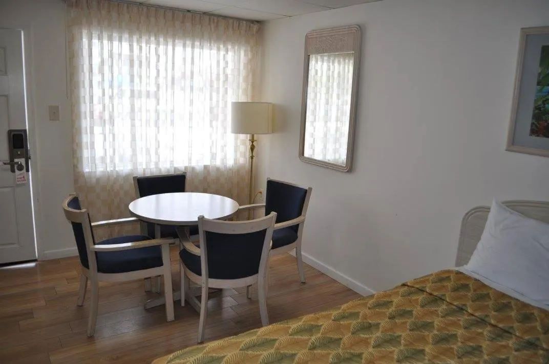 Bedroom, Bed in Islander Motel