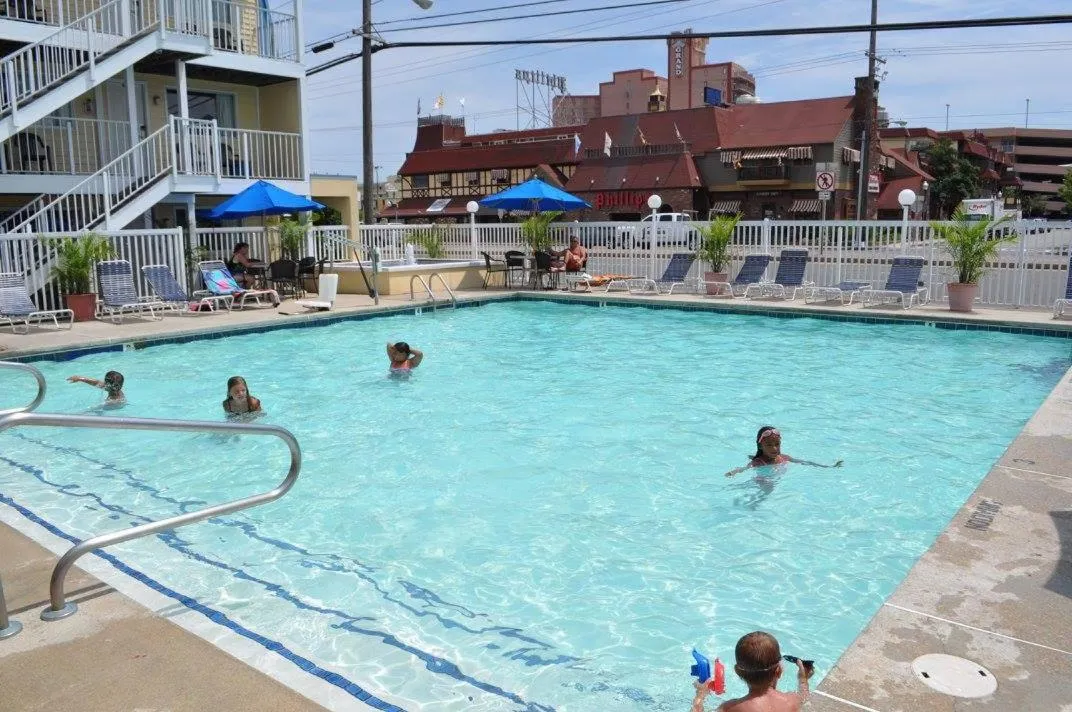 Swimming pool in Islander Motel