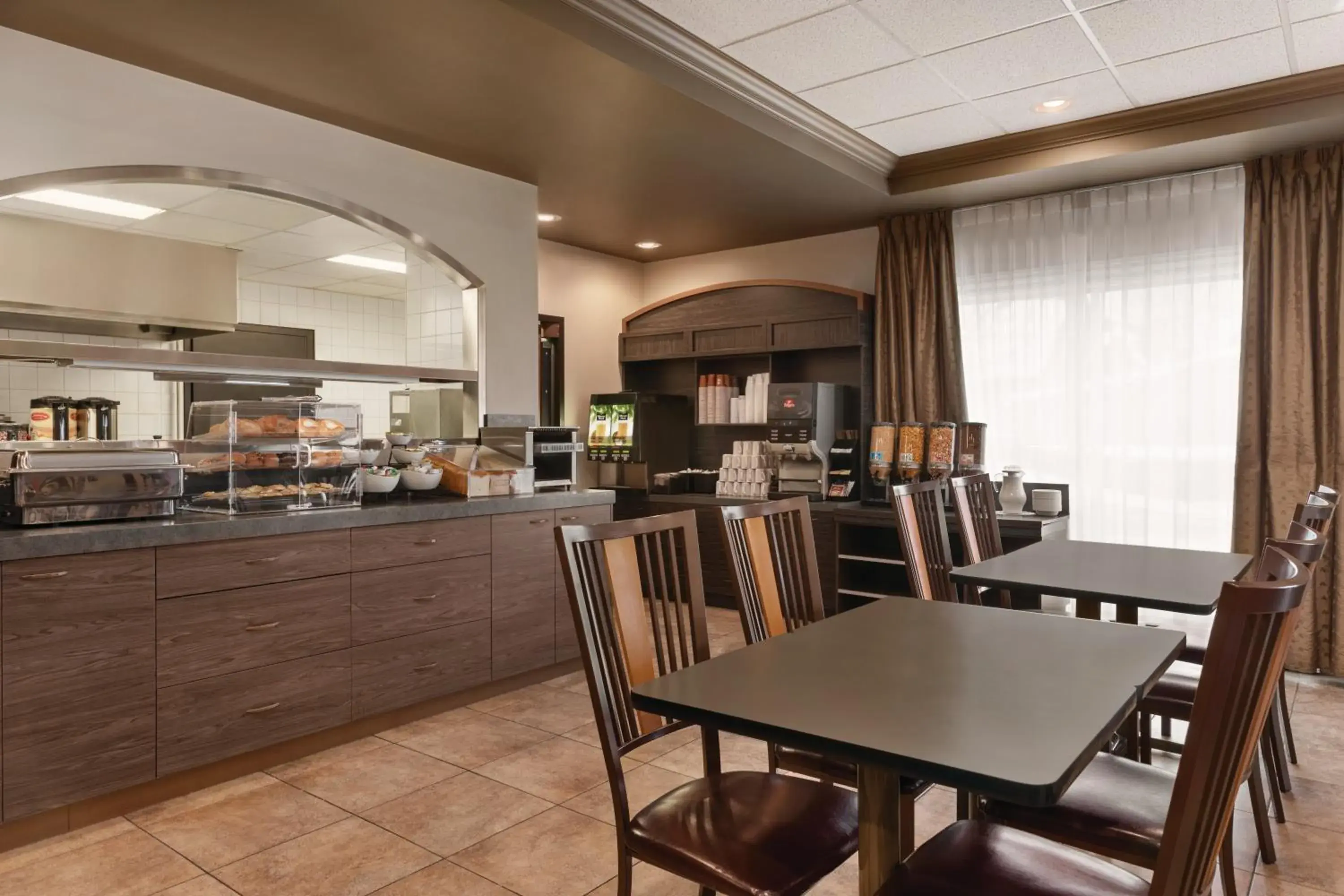Restaurant/places to eat in Days Inn by Wyndham Levis Restaurant/places to eat in Days Inn by Wyndham Levis
