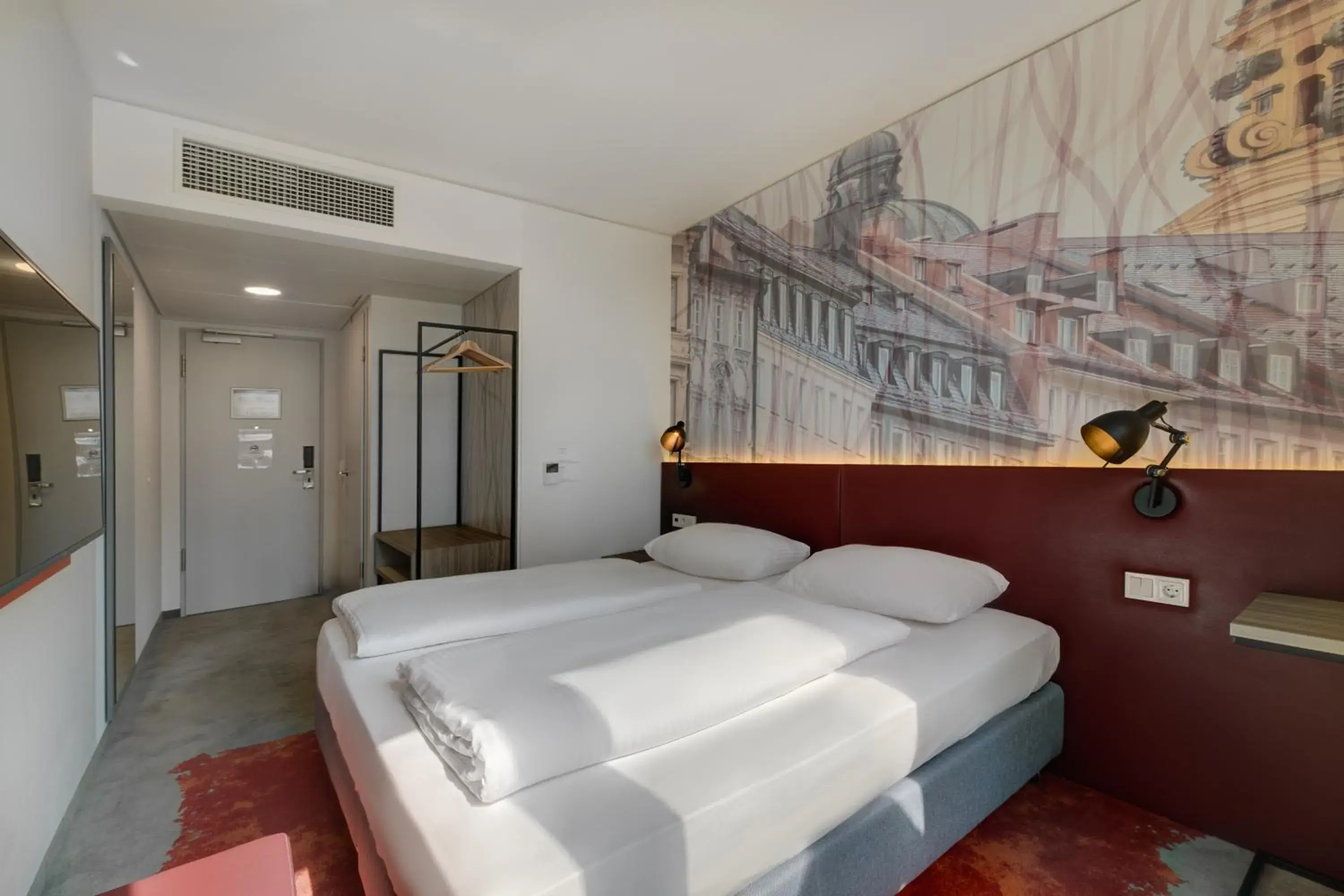 Bathroom, Bed in 7 Days Premium Hotel München-Sendling