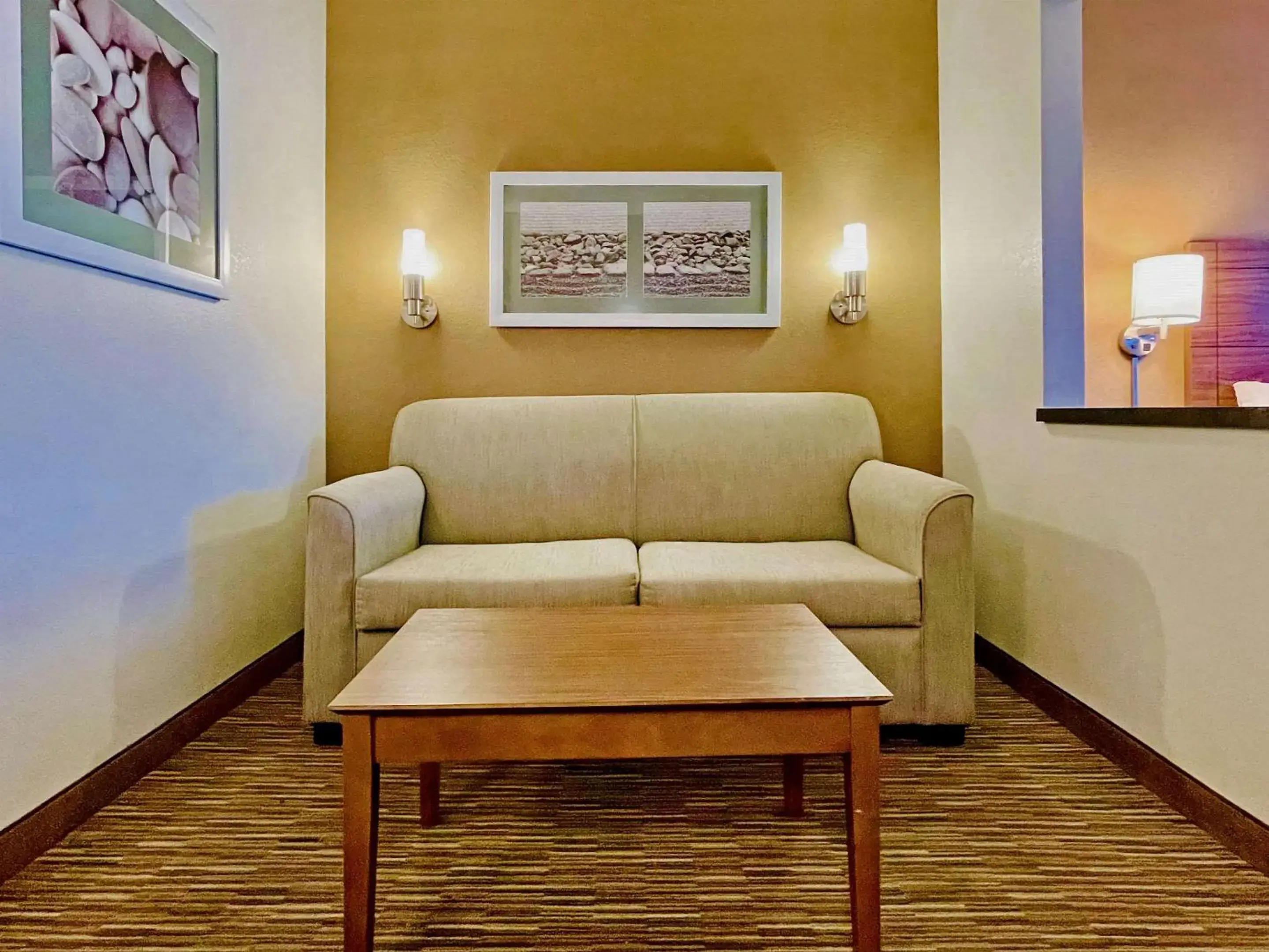 Photo of the whole room in Quality Suites University Photo of the whole room in Quality Suites University