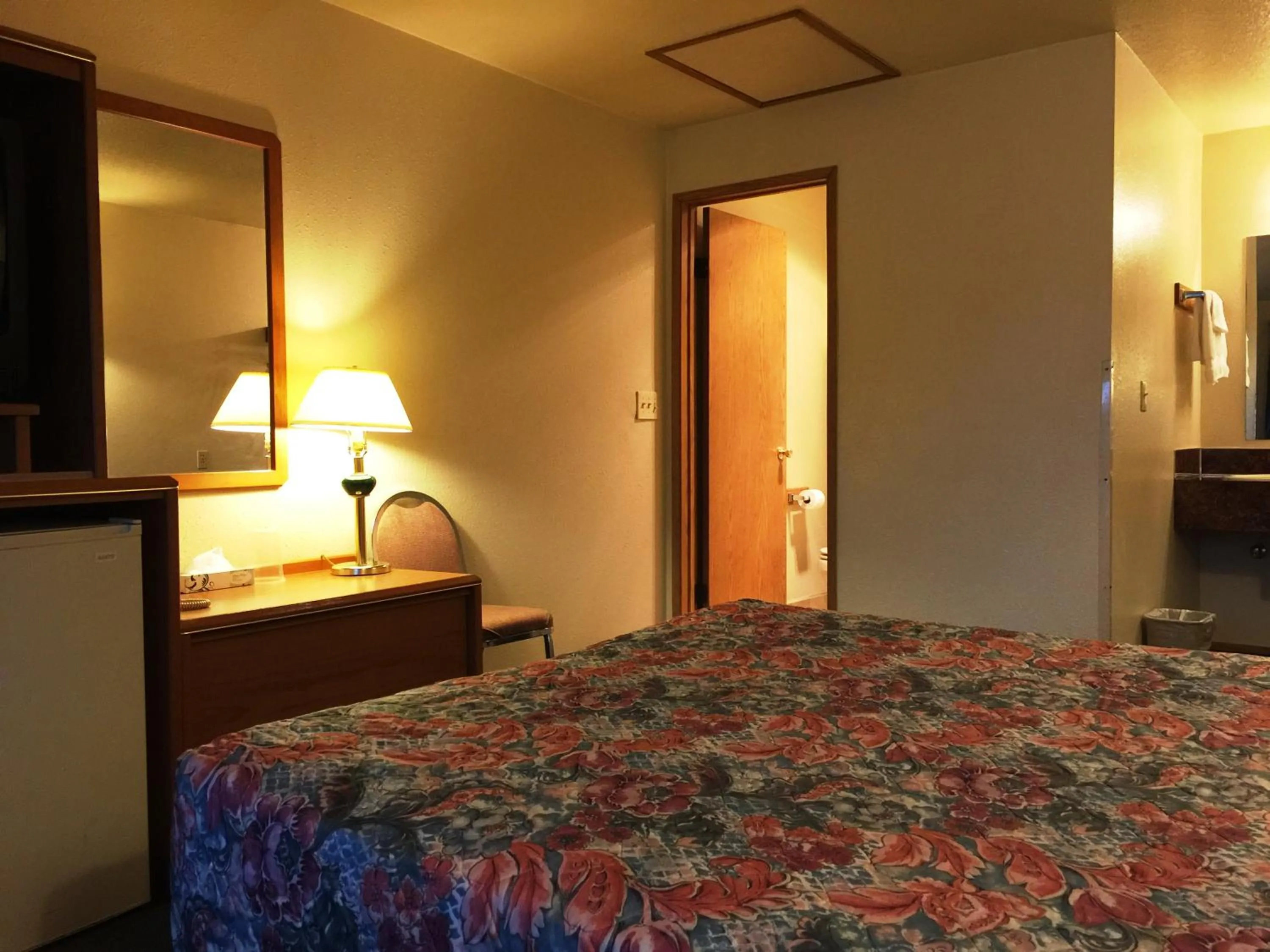 Seating area, Bed in Milwaukie Inn Portland South