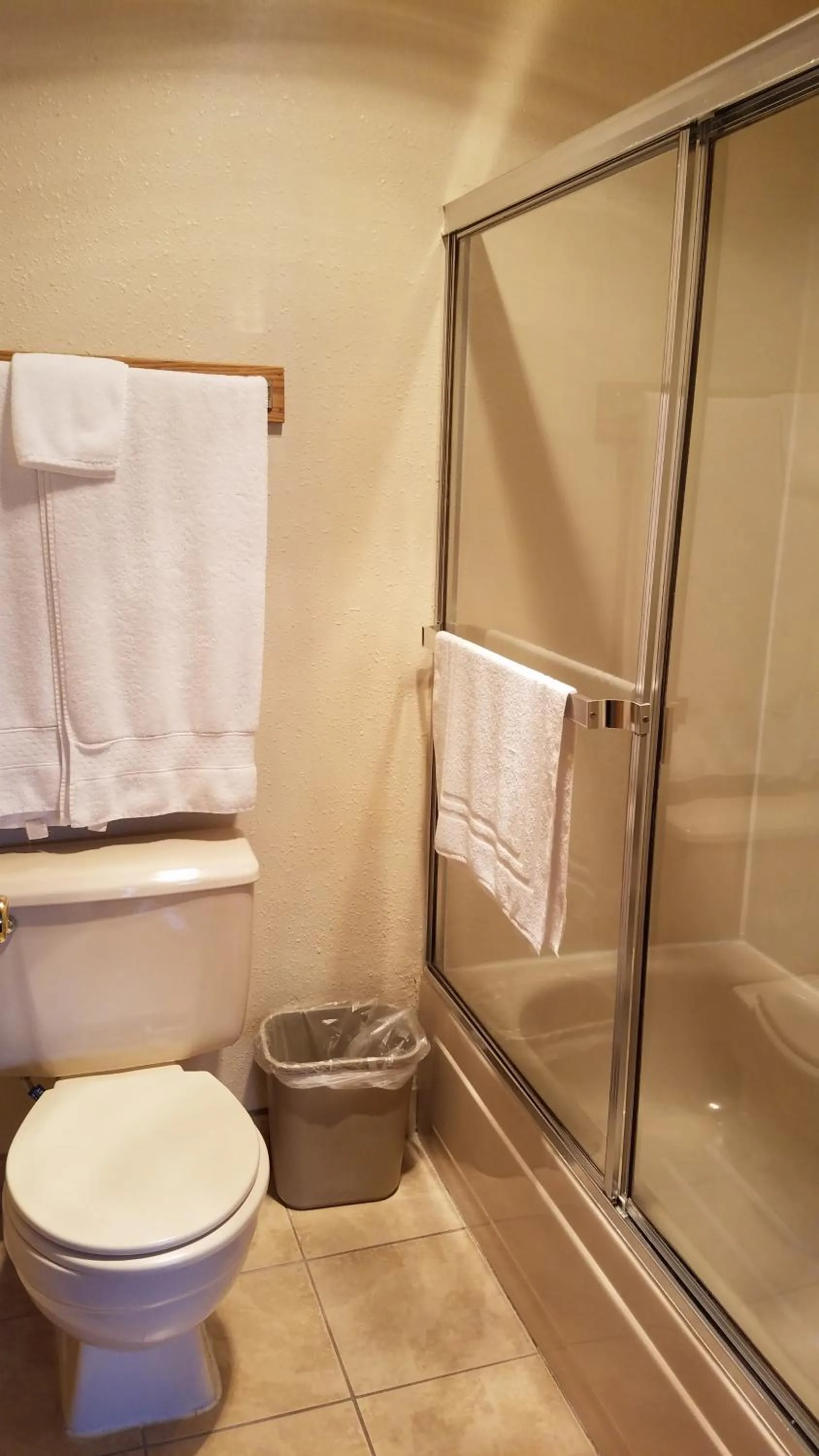 Shower in Milwaukie Inn Portland South