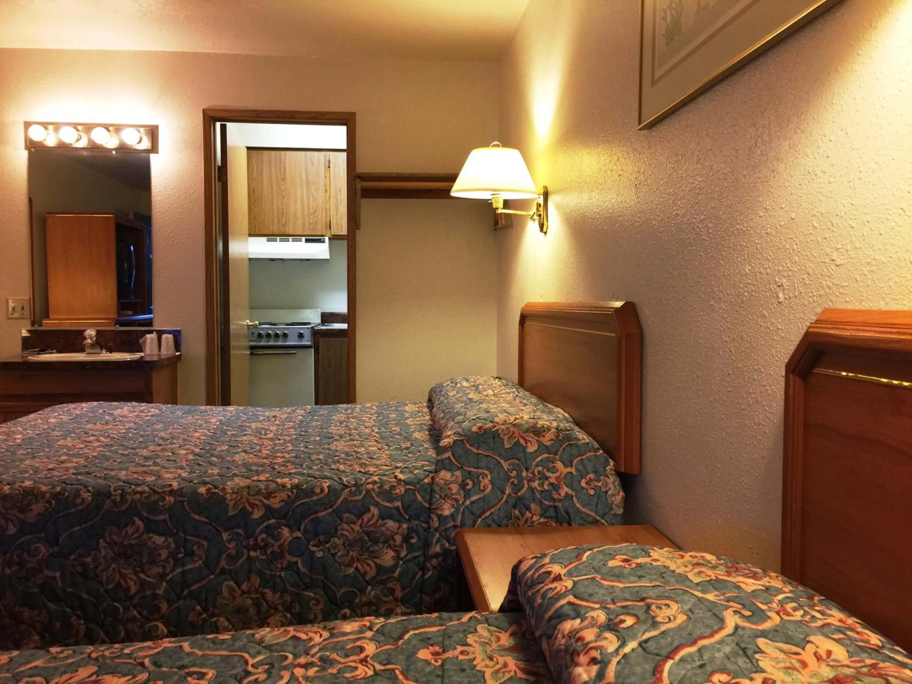 Kitchen or kitchenette, Bed in Milwaukie Inn Portland South