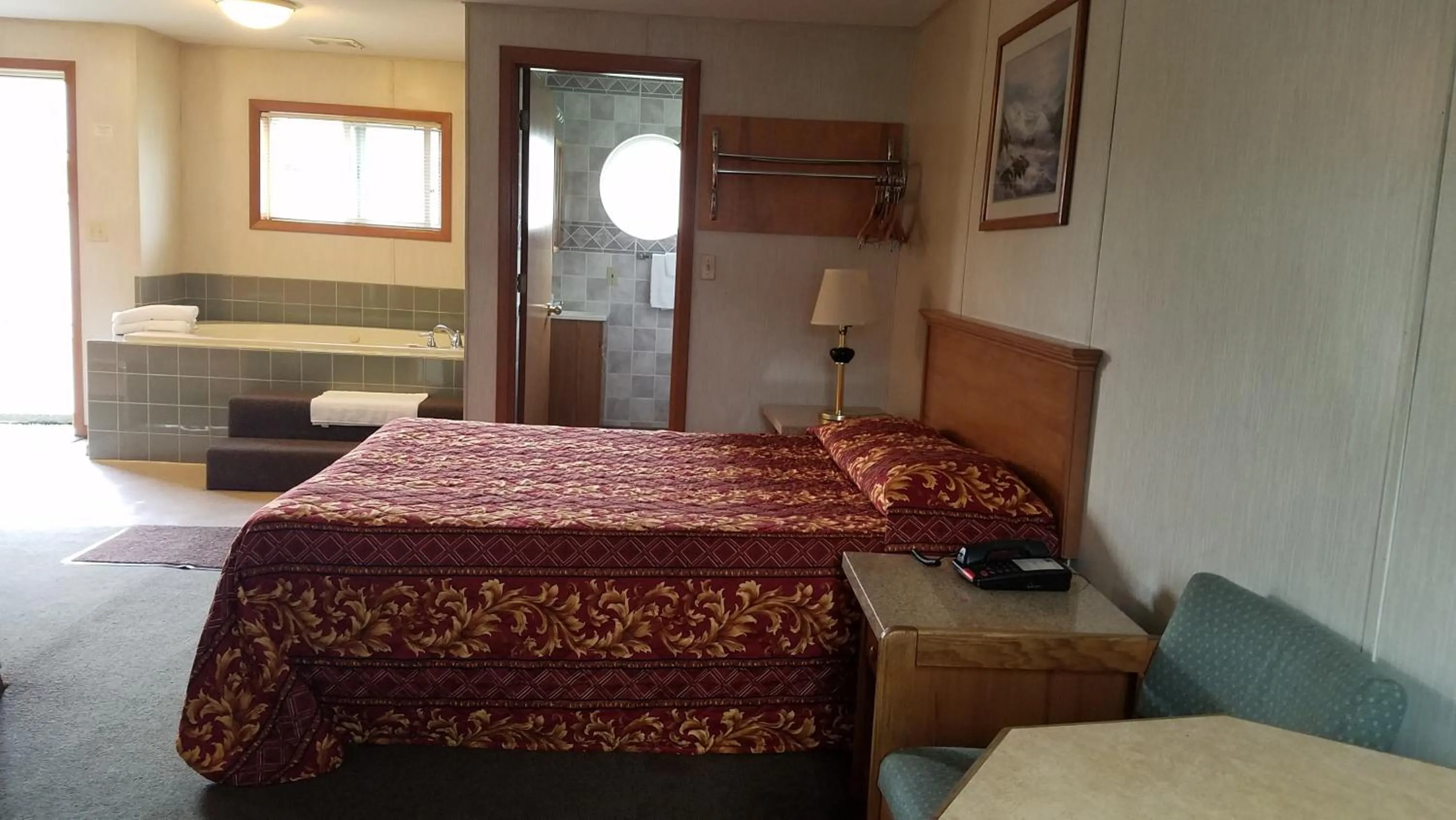 Bed in Milwaukie Inn Portland South