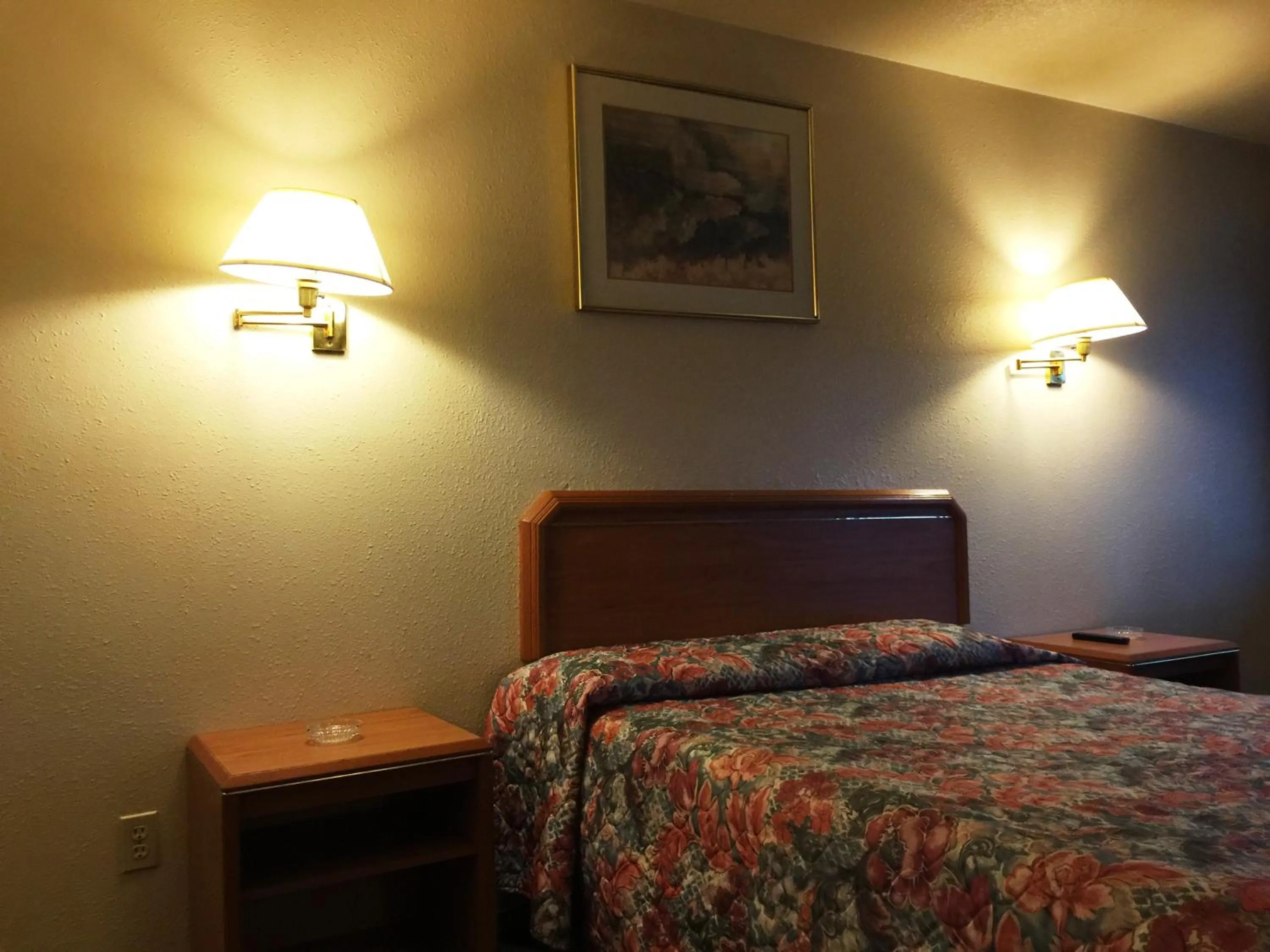 Bed in Milwaukie Inn Portland South