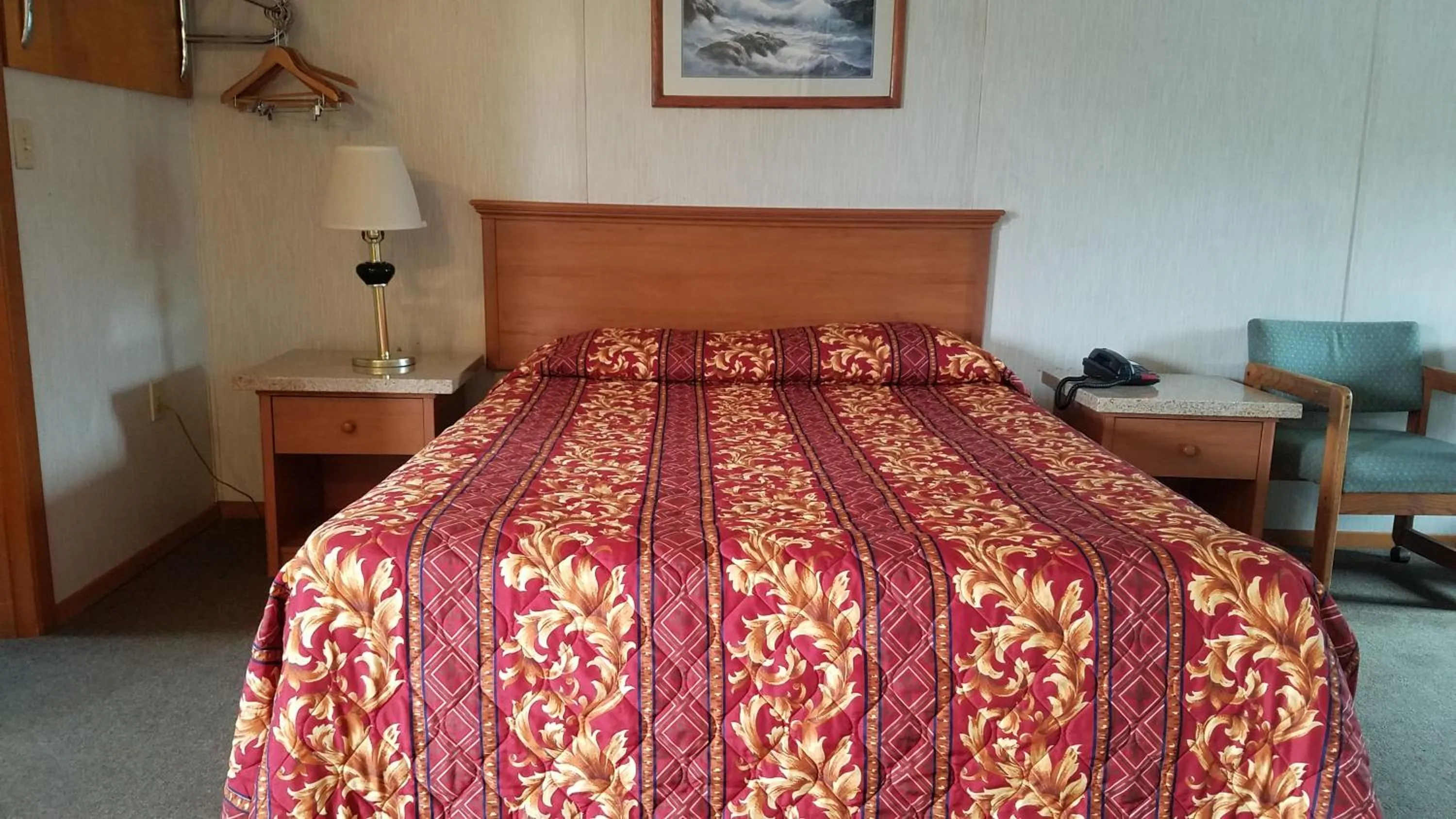 Bed in Milwaukie Inn Portland South