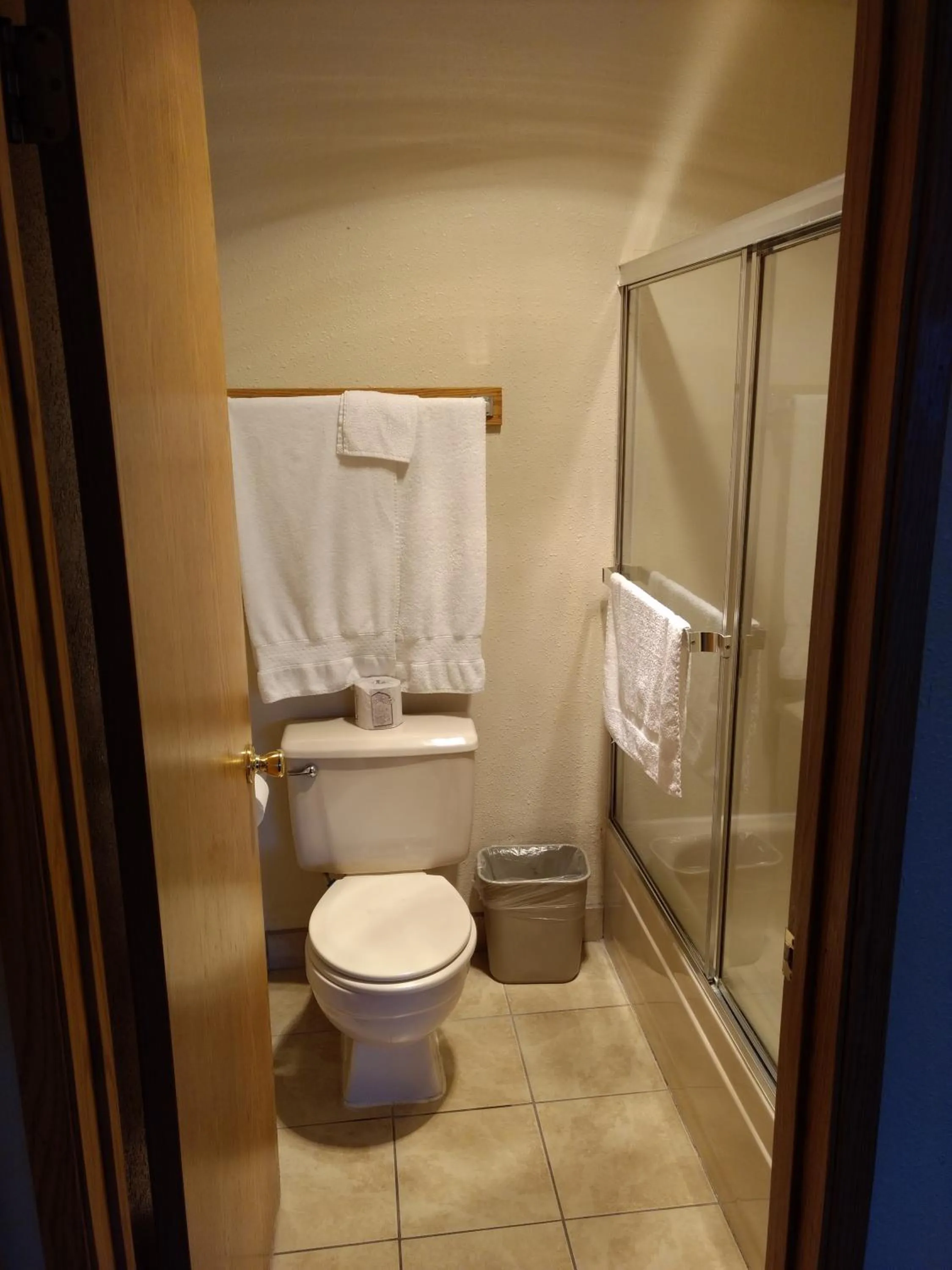 Bathroom in Milwaukie Inn Portland South