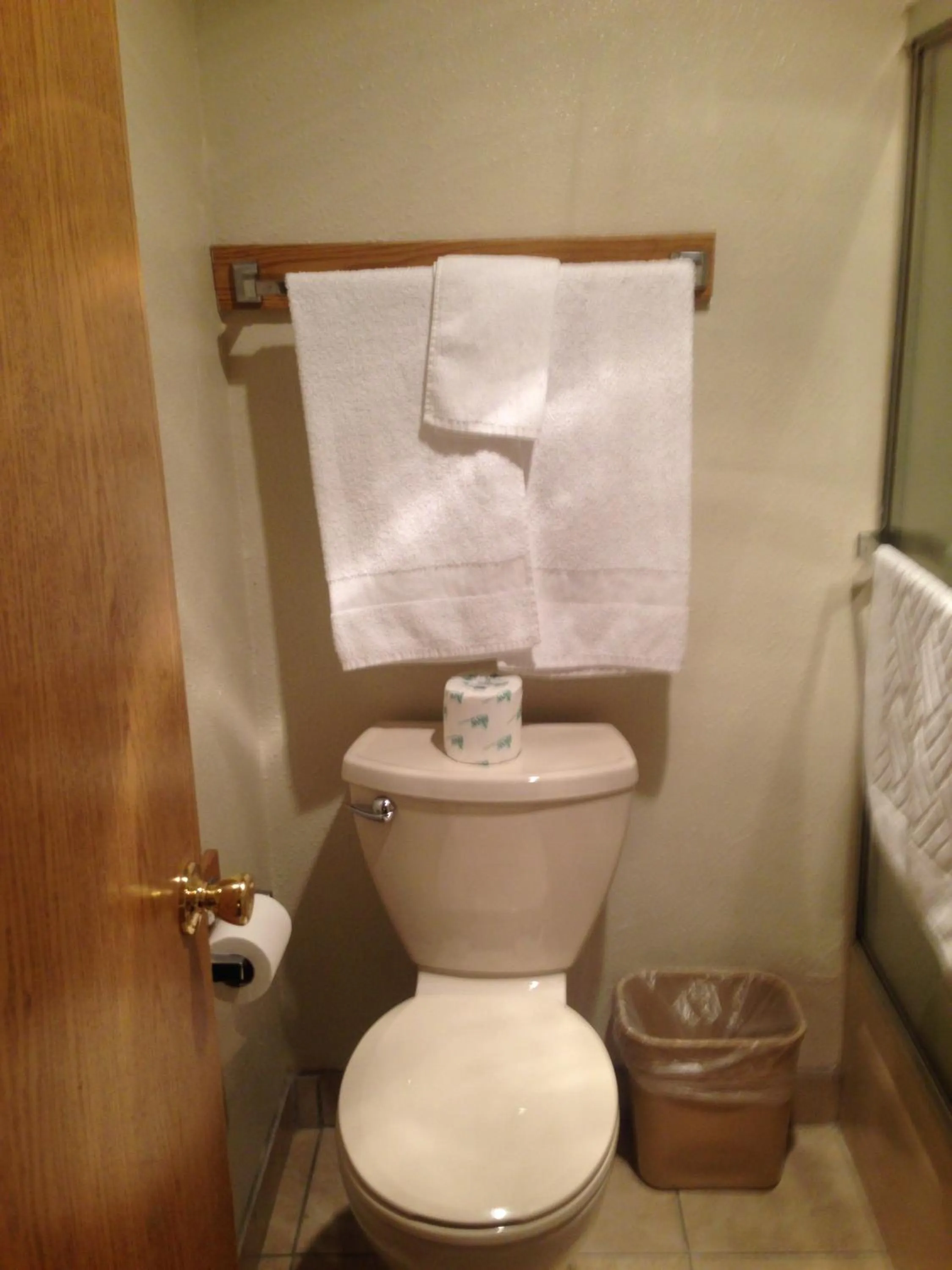 Toilet in Milwaukie Inn Portland South