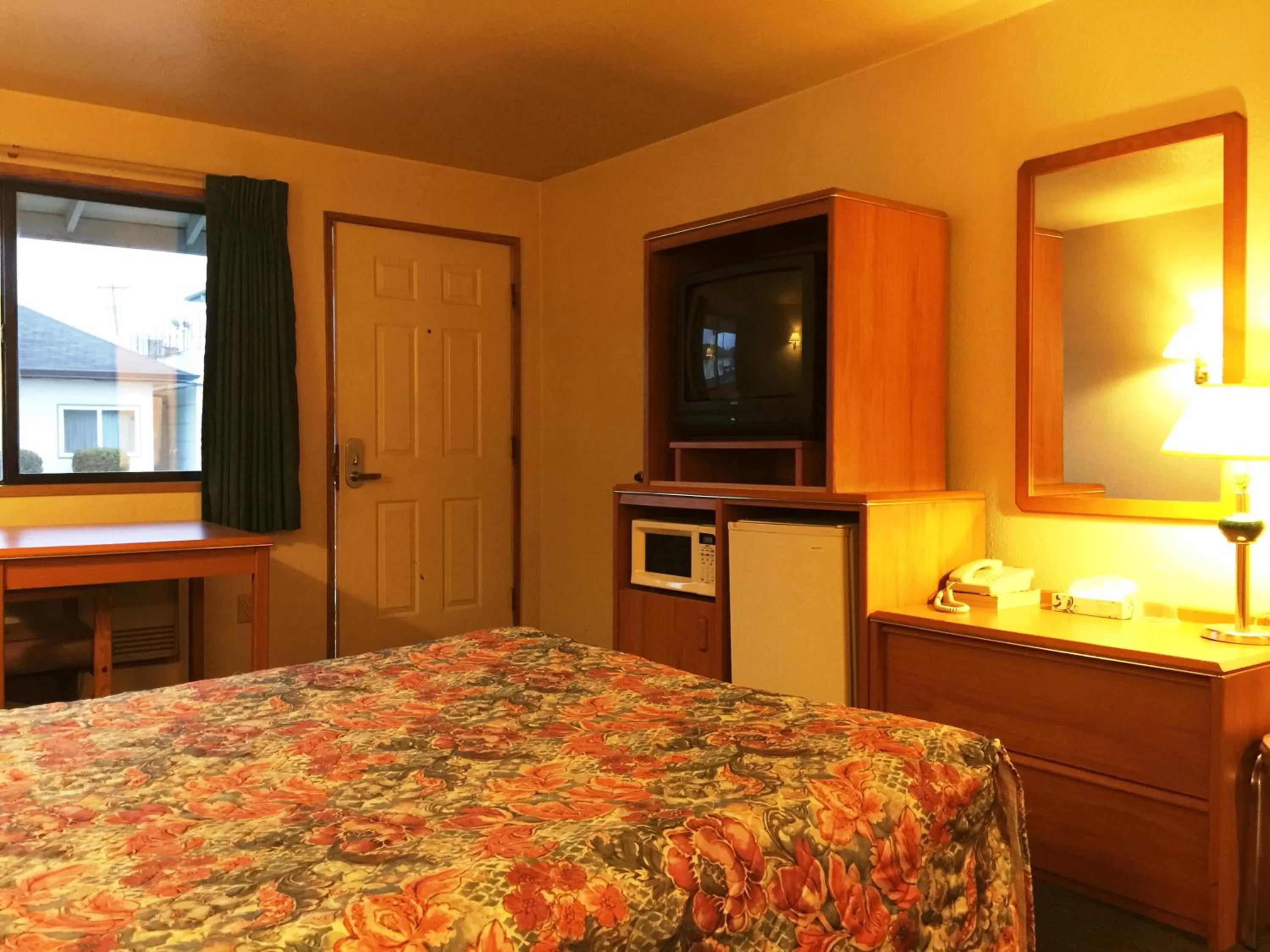 TV and multimedia, Bed in Milwaukie Inn Portland South