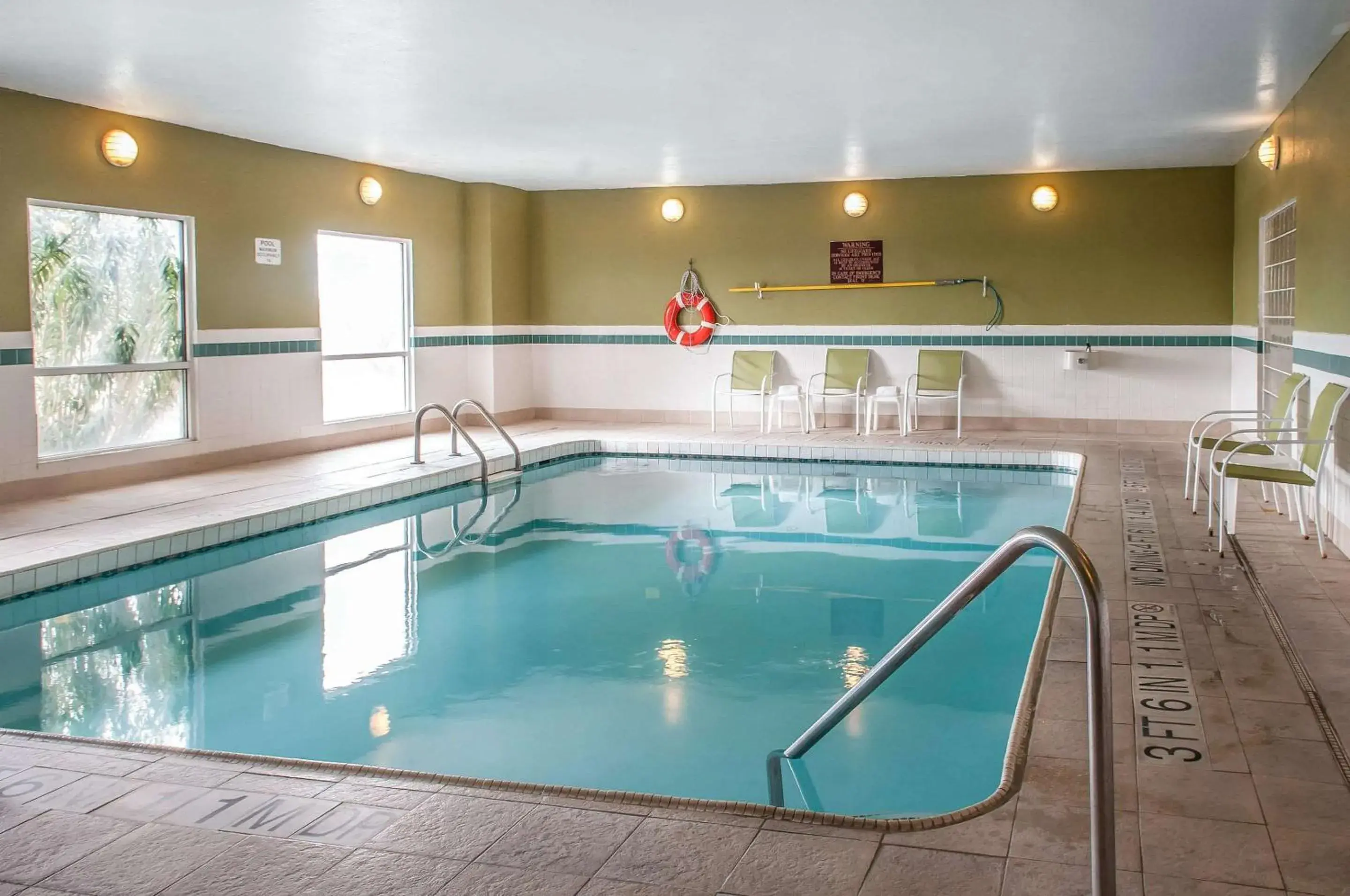 Swimming pool in Sleep Inn University Swimming pool in Sleep Inn University