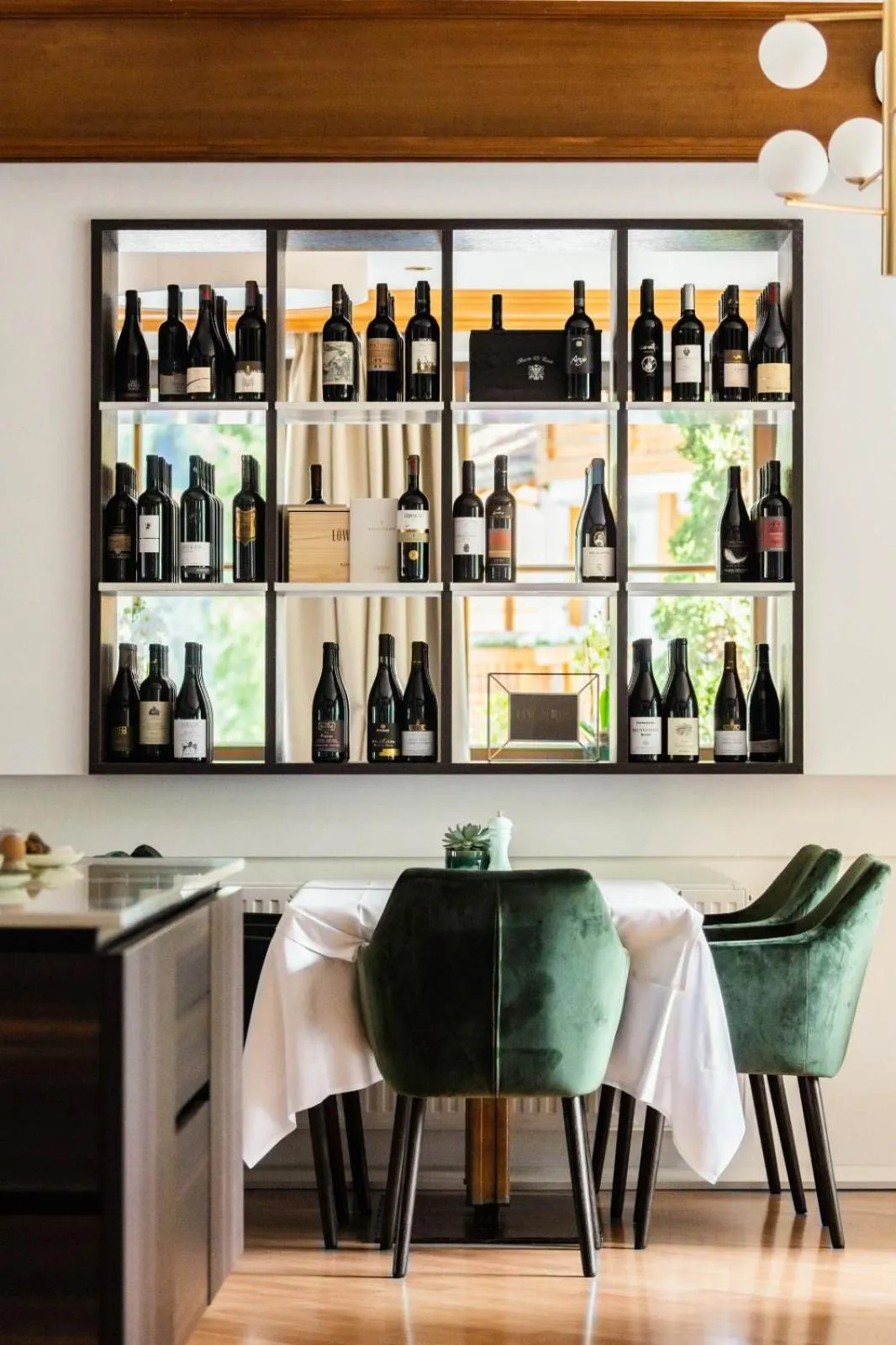 Restaurant/places to eat in Anett hotel