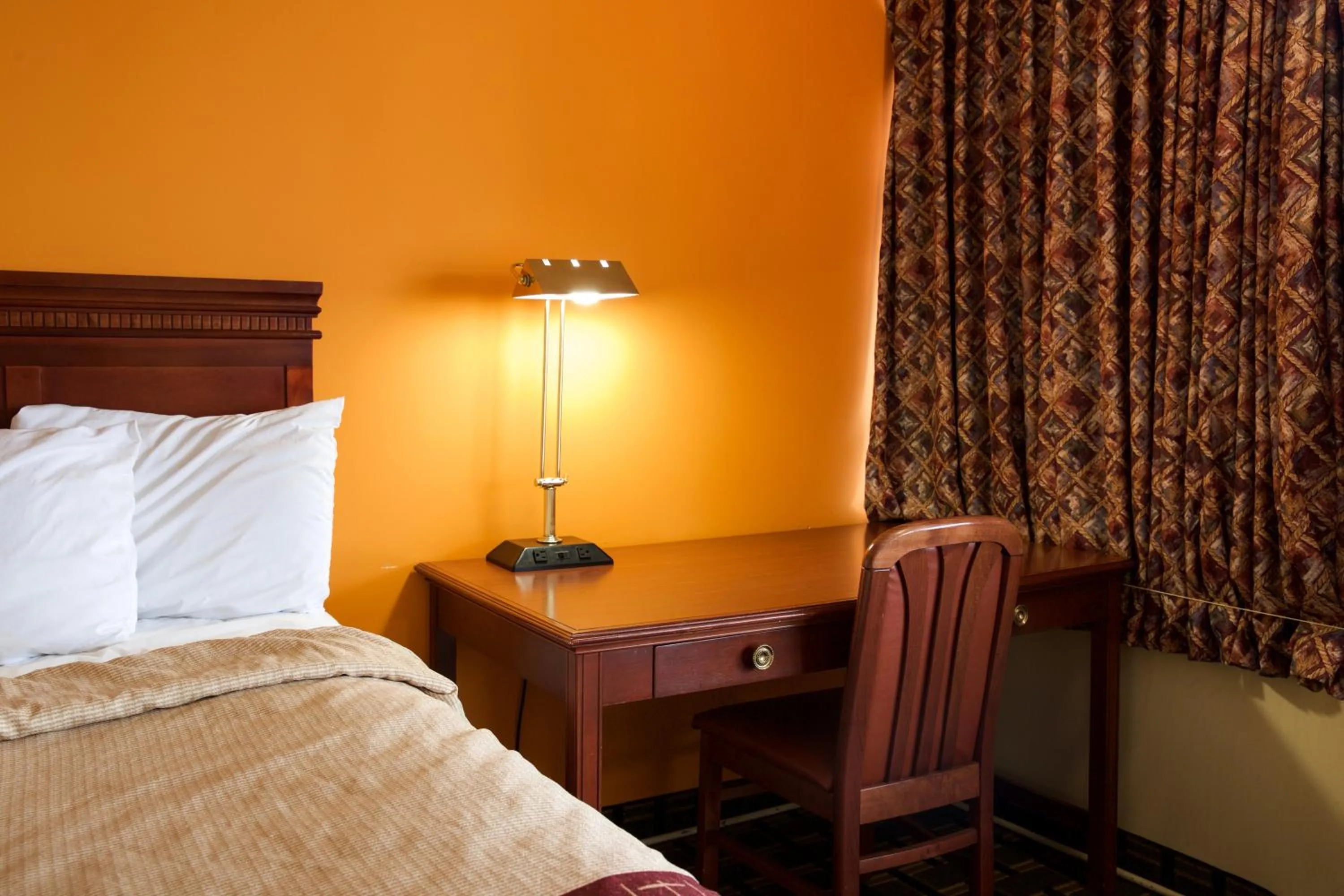 Bed in Highlander Motel