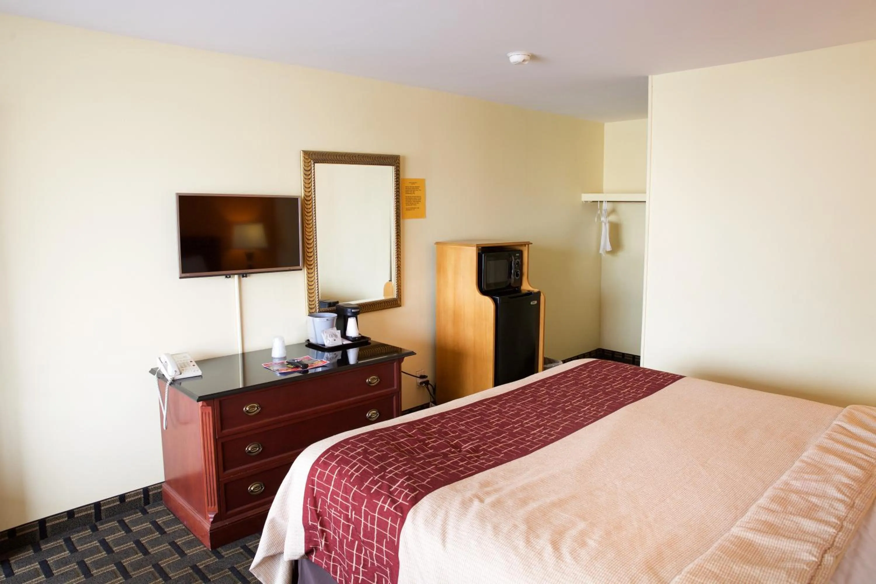 Bed in Highlander Motel