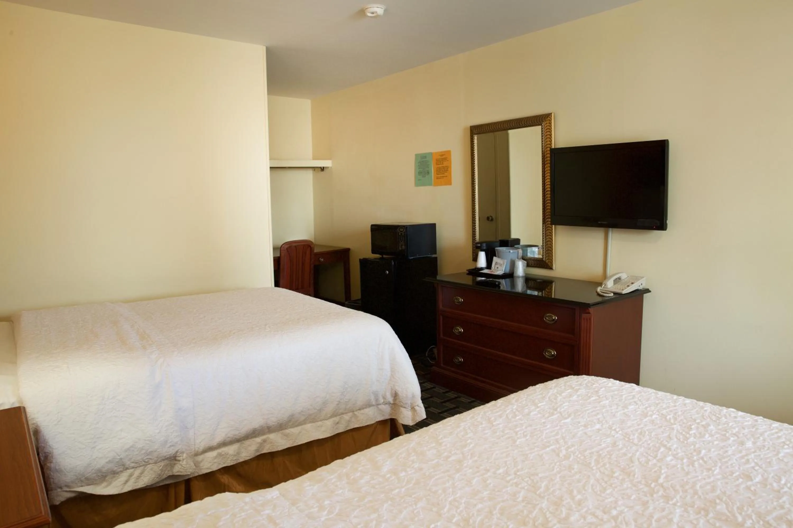 Bed in Highlander Motel