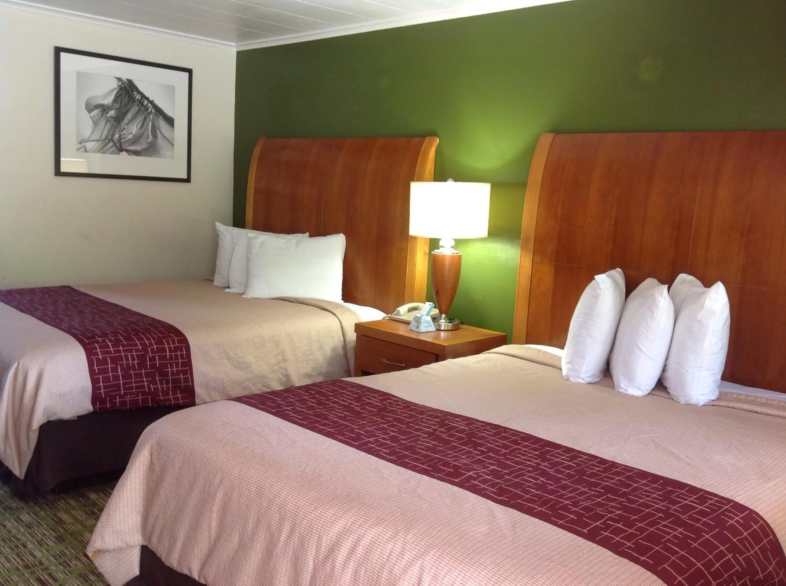 Queen Room with Two Queen Beds in Pilgrim Inn & Cottages