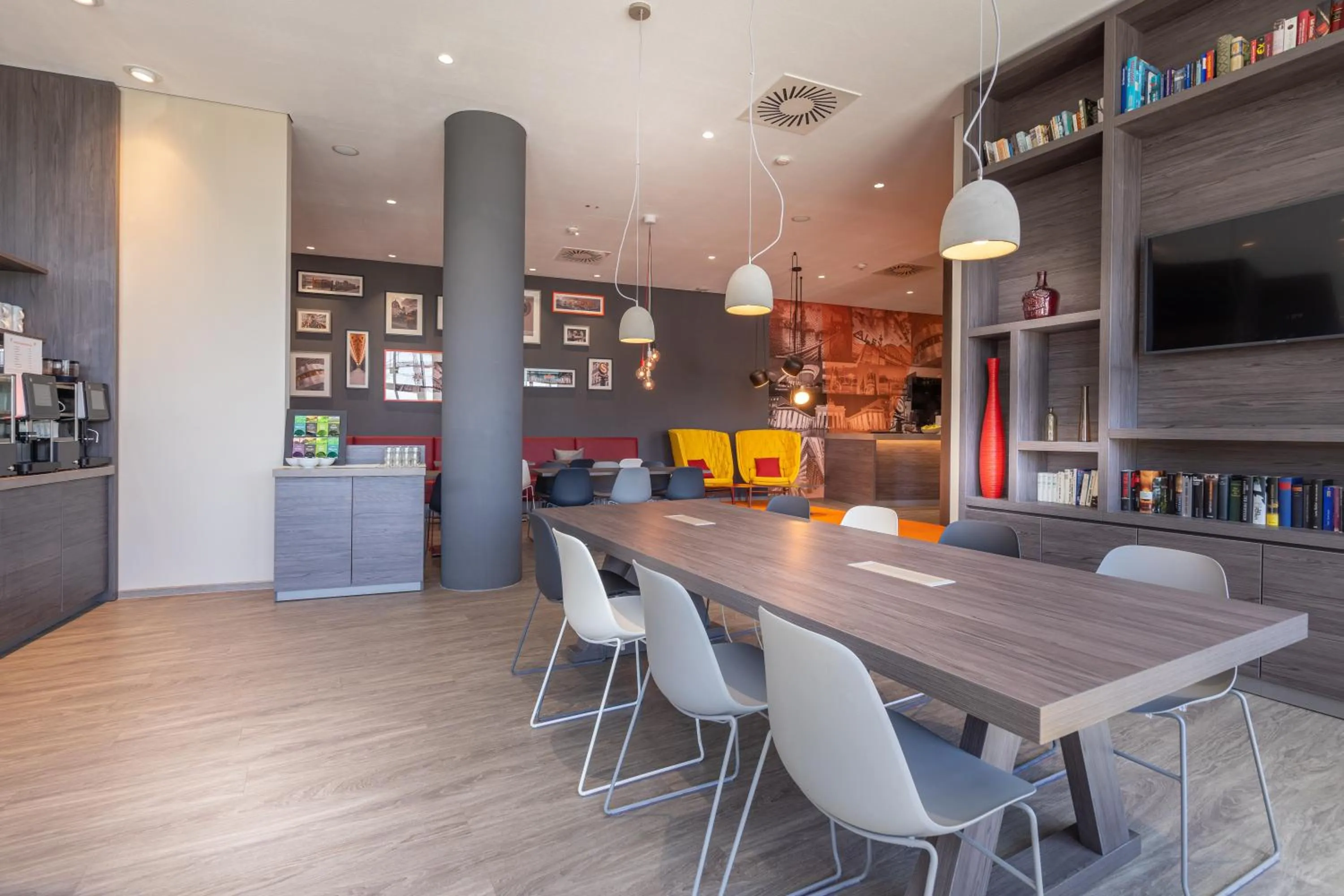 TV and multimedia, Lounge/Bar in 7 Days Premium Hotel Berlin-Schönefeld