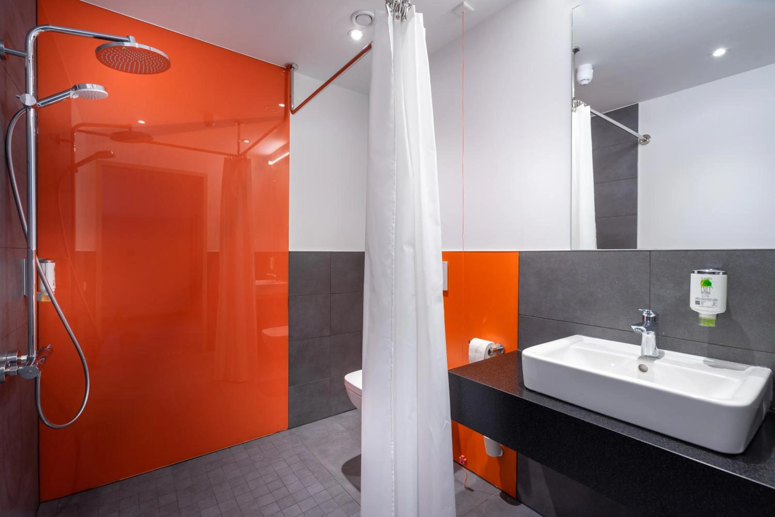 Shower, Bathroom in 7 Days Premium Hotel Berlin-Schönefeld