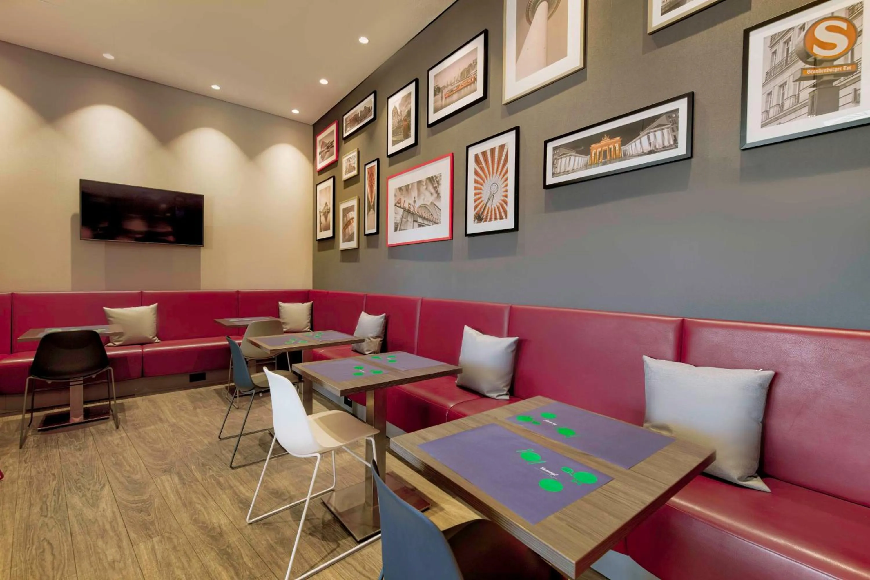 Lobby or reception, Restaurant/Places to Eat in 7 Days Premium Hotel Berlin-Schönefeld