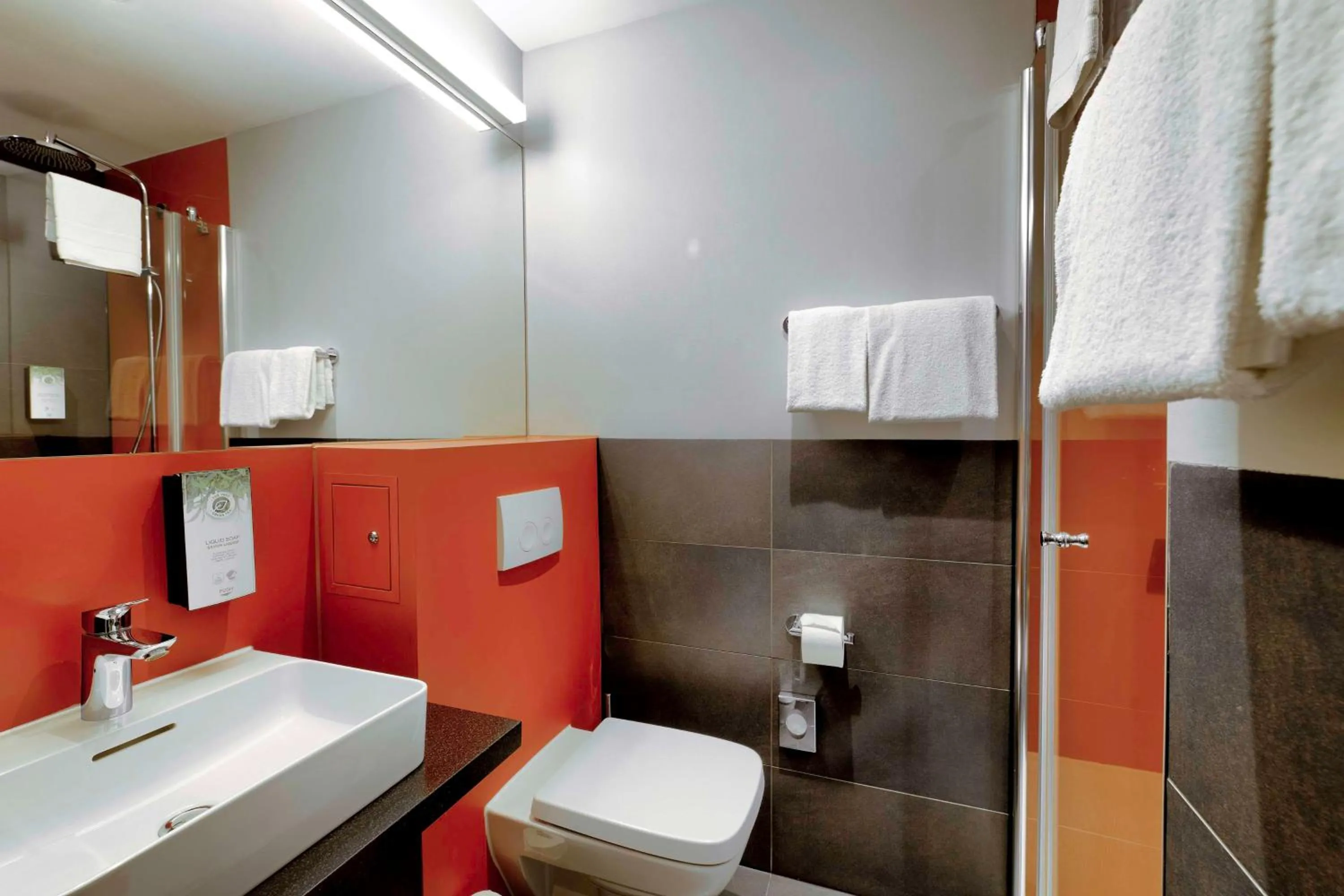 Shower, Bathroom in 7 Days Premium Hotel Berlin-Schönefeld