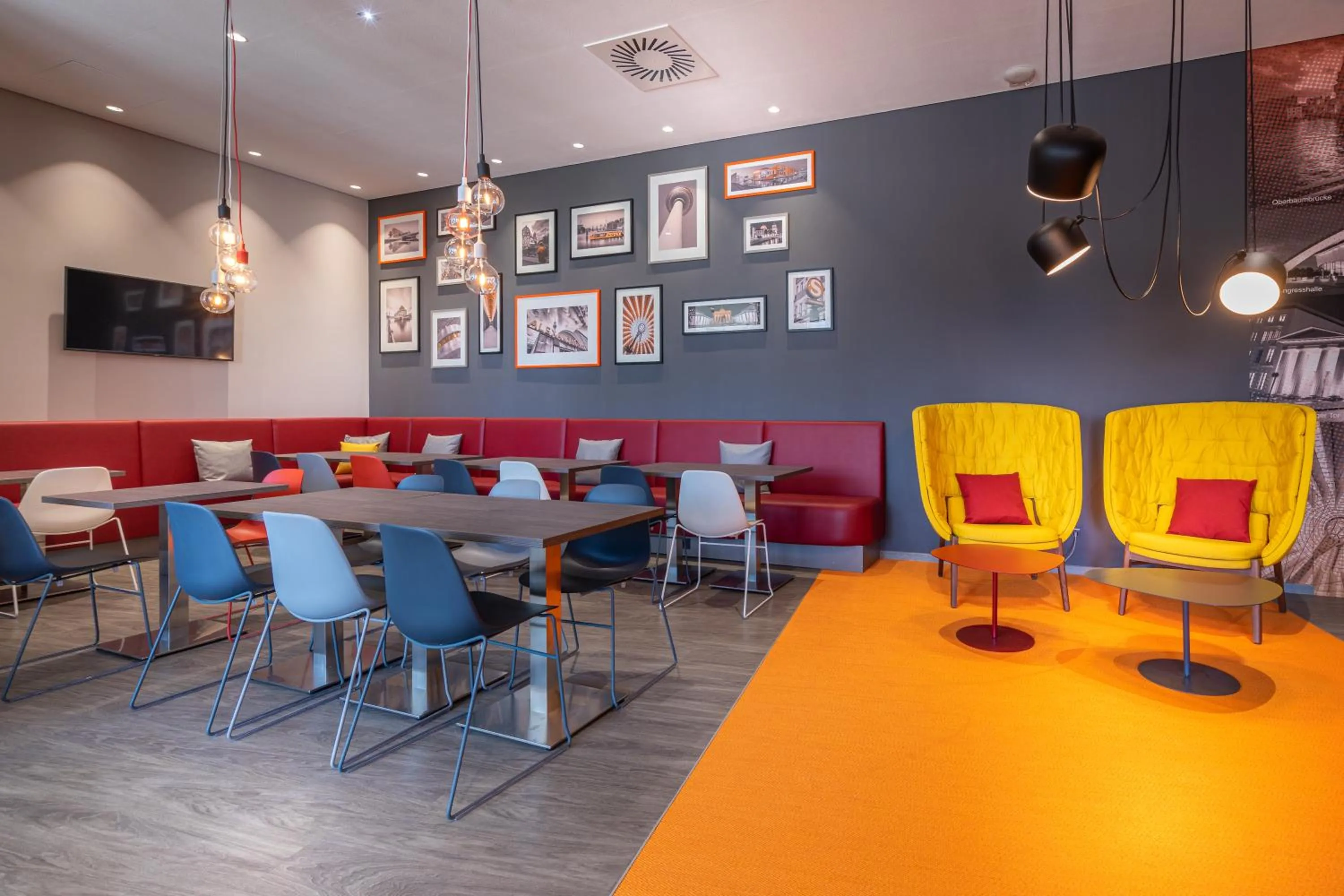 Lounge or bar, Restaurant/Places to Eat in 7 Days Premium Hotel Berlin-Schönefeld